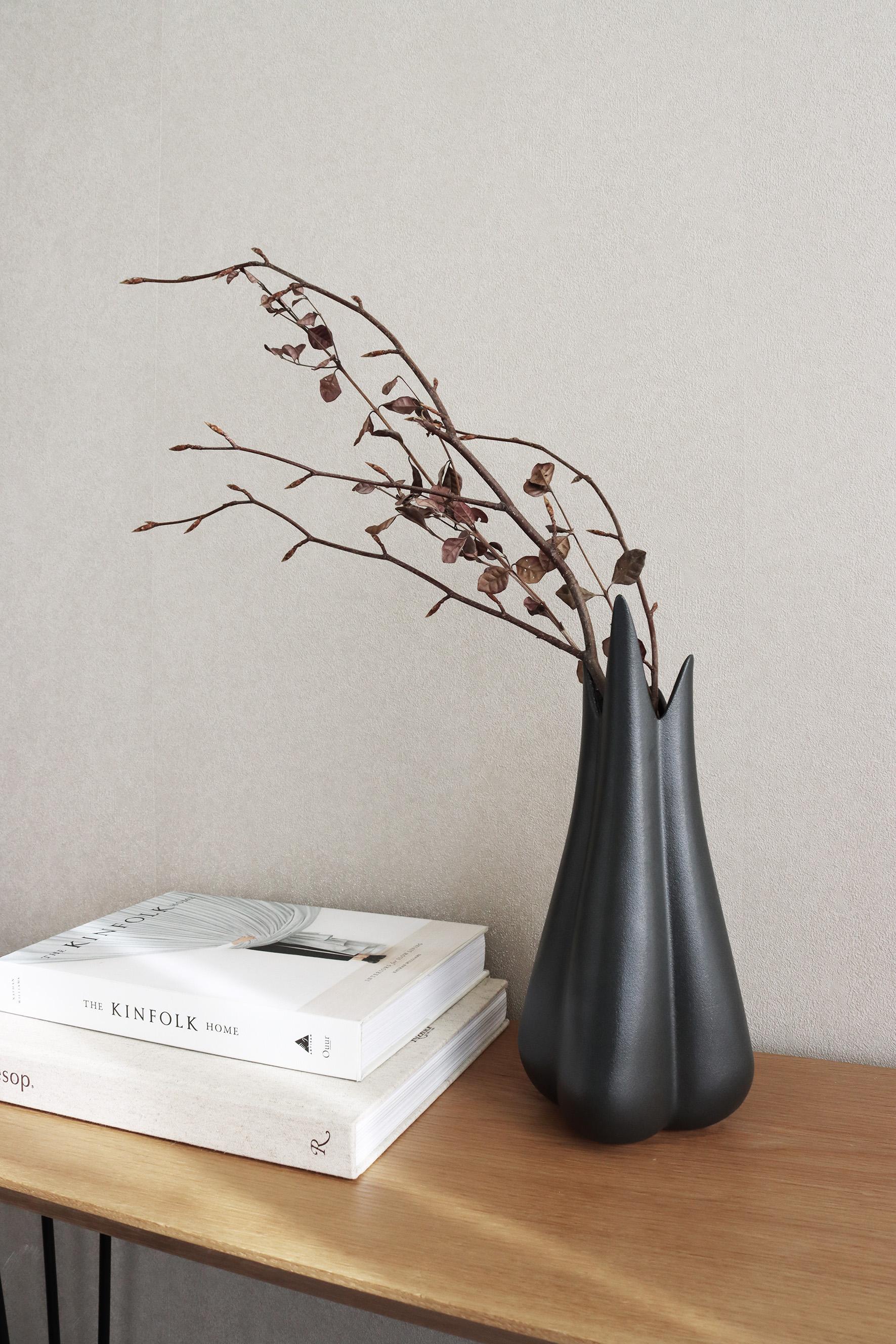 New Zealand Lilium Vase - Matte Black For Sale
