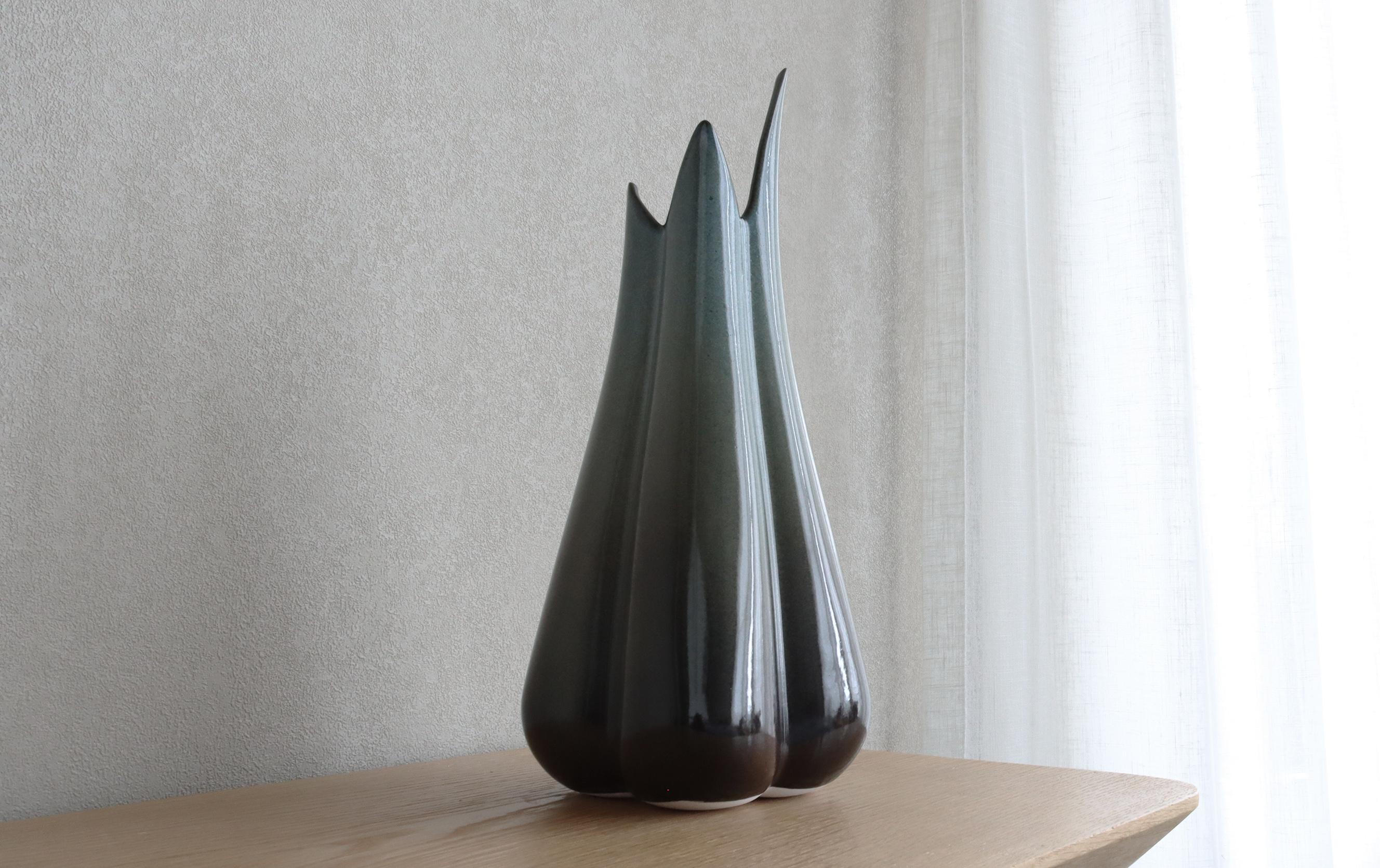 Lilium Vase - Matte Black In New Condition For Sale In Dunedin, NZ