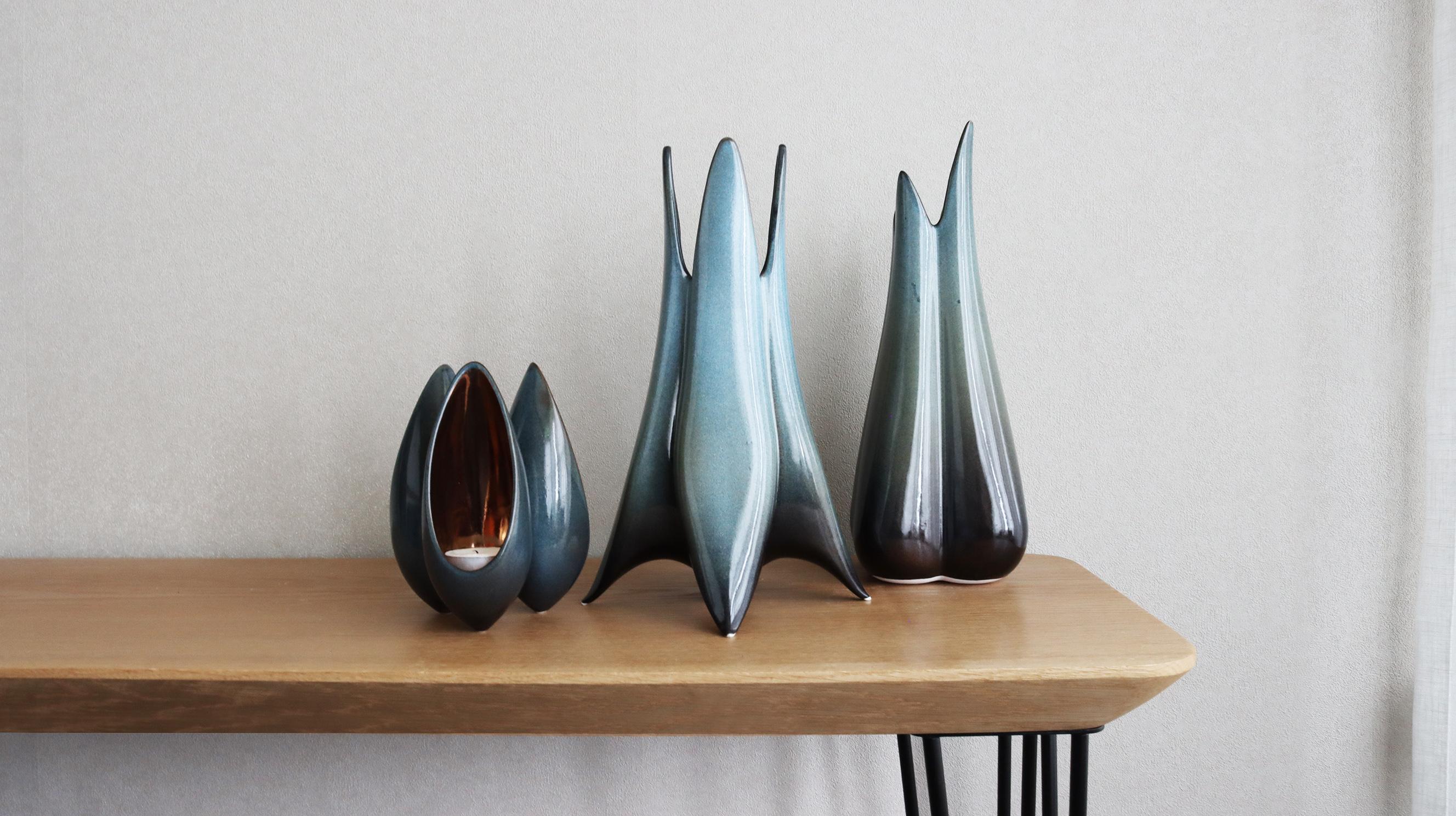 Contemporary Lilium Vase - Matte Black For Sale