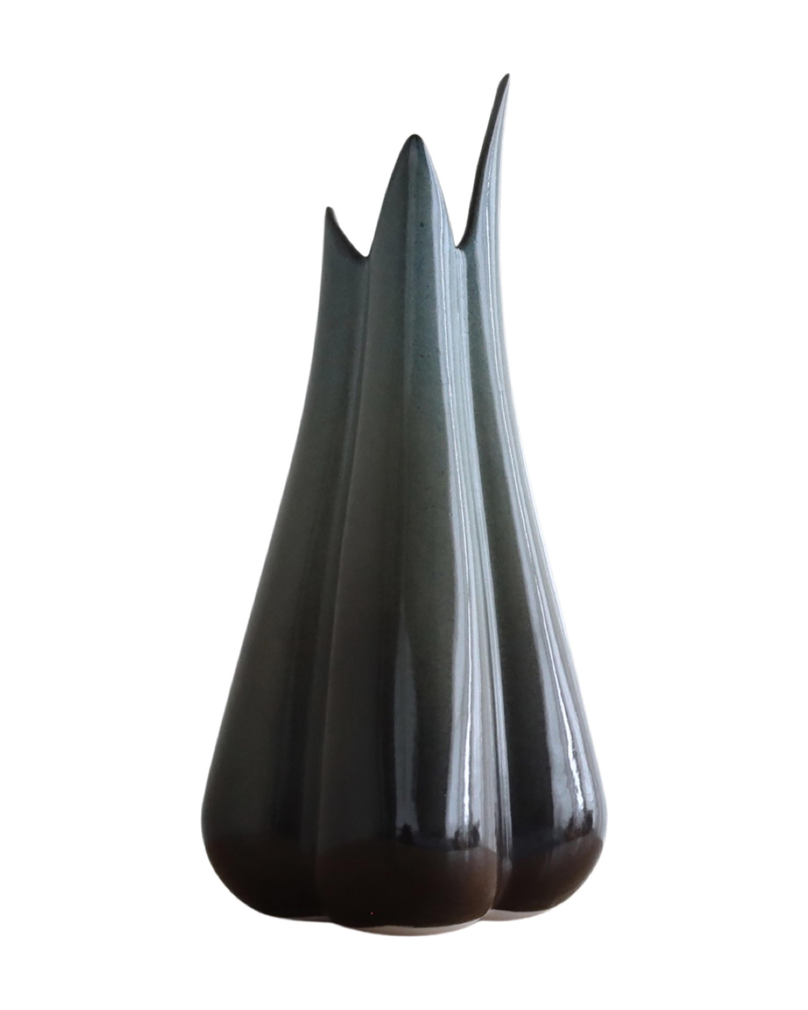 Lilium Vase - Matte Black For Sale 2
