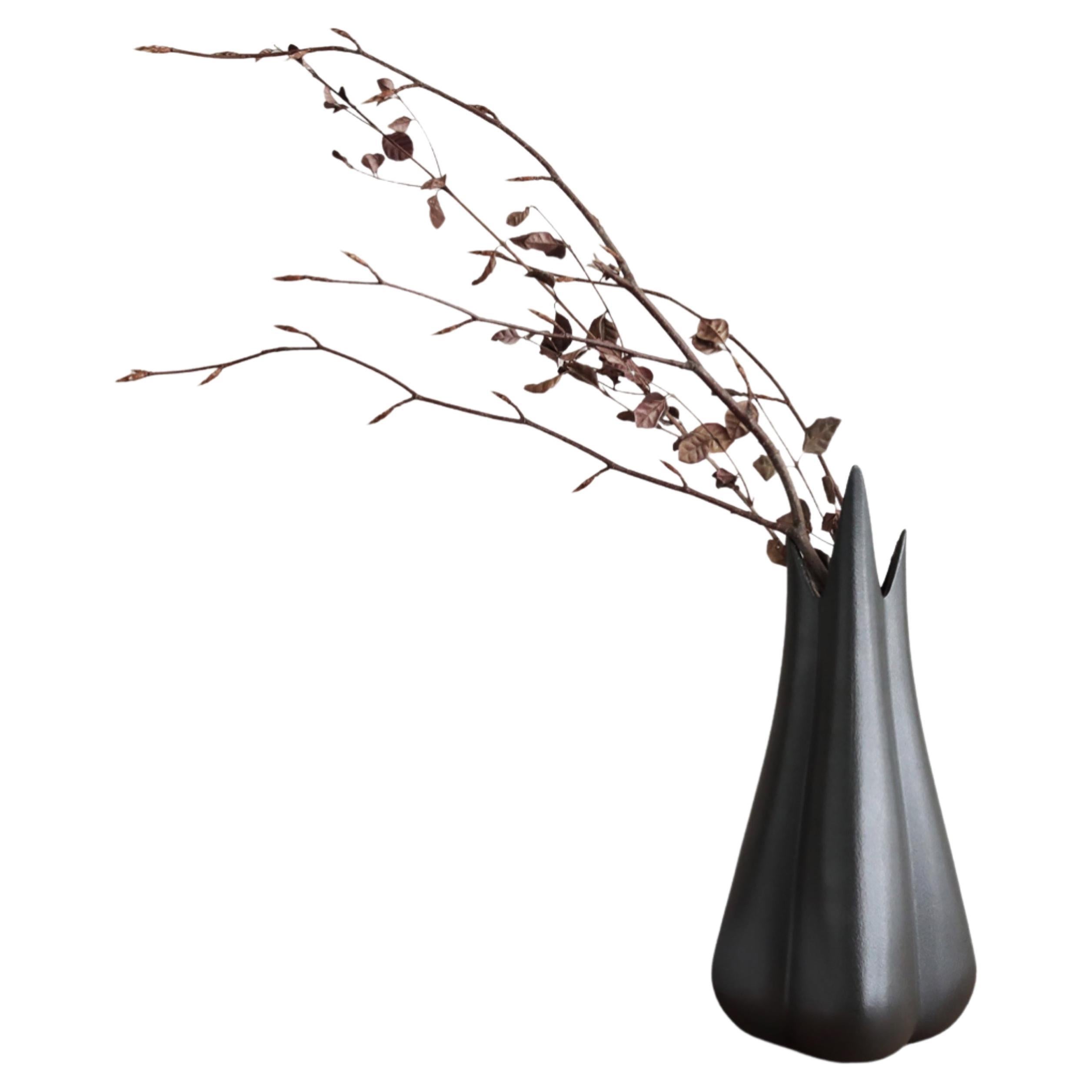 Lilium Vase - Matte Black For Sale 4