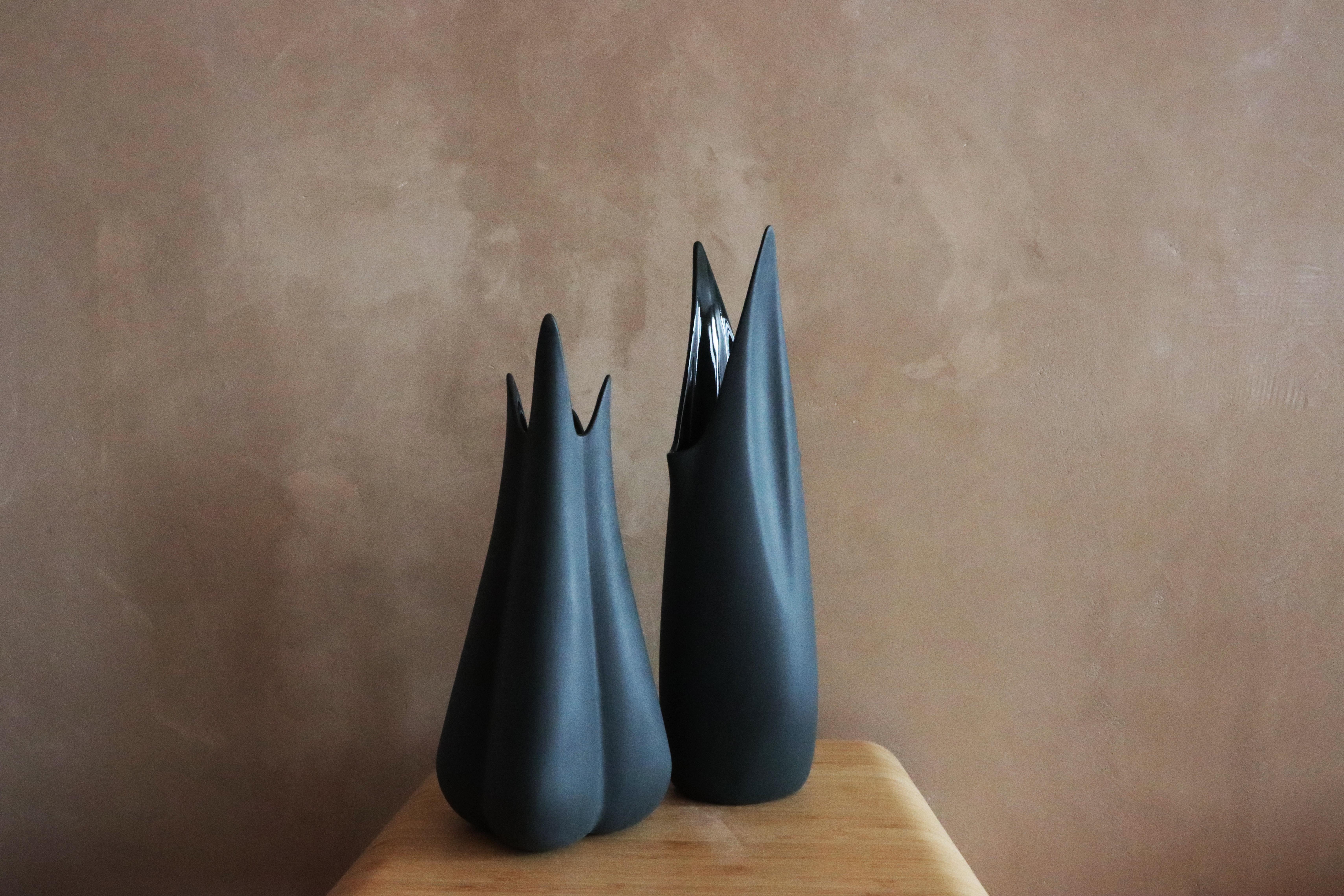 Lilium-Vase, Schiefer Schwarz - Matt im Zustand „Neu“ im Angebot in Dunedin, NZ