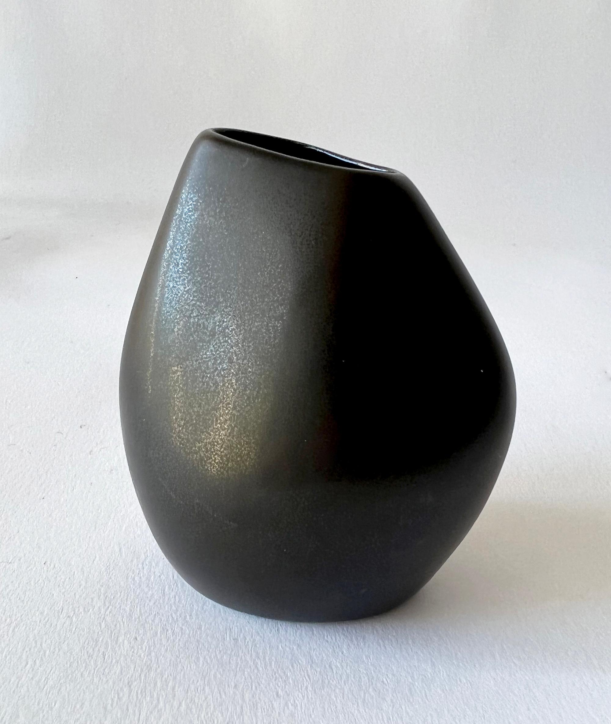 Lillemor Mannerheim Upsala Ekeby Swedish Modernist Mangania Stoneware Vase In Good Condition For Sale In Palm Springs, CA