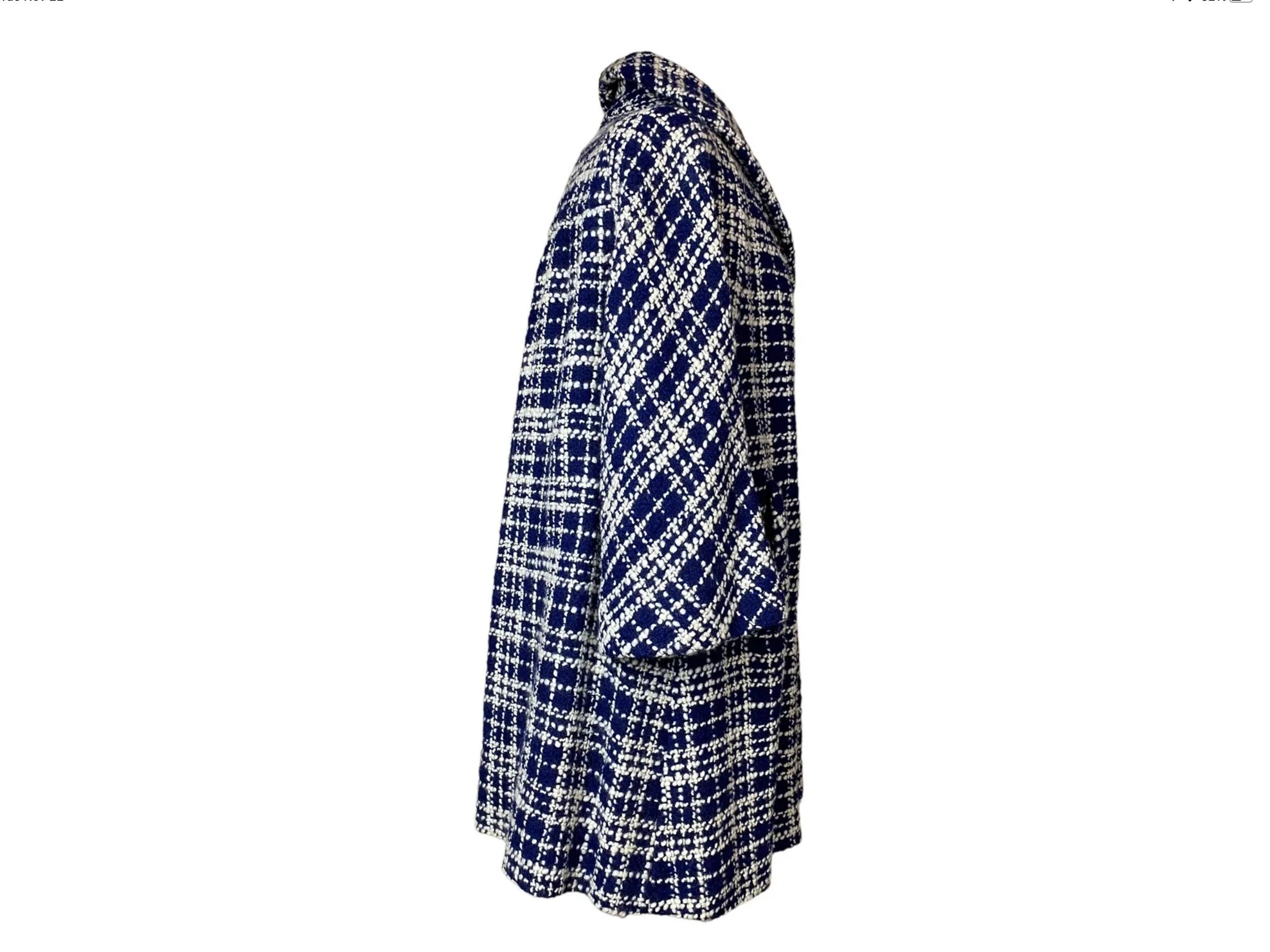 Il s'agit d'un fabuleux manteau en laine de poids moyen de la maison de design vintage Lilli Ann, qui fait l'objet d'une collection. Le design est une silhouette intemporelle de manteau swing en laine écossaise classique bleue et blanche. Le col