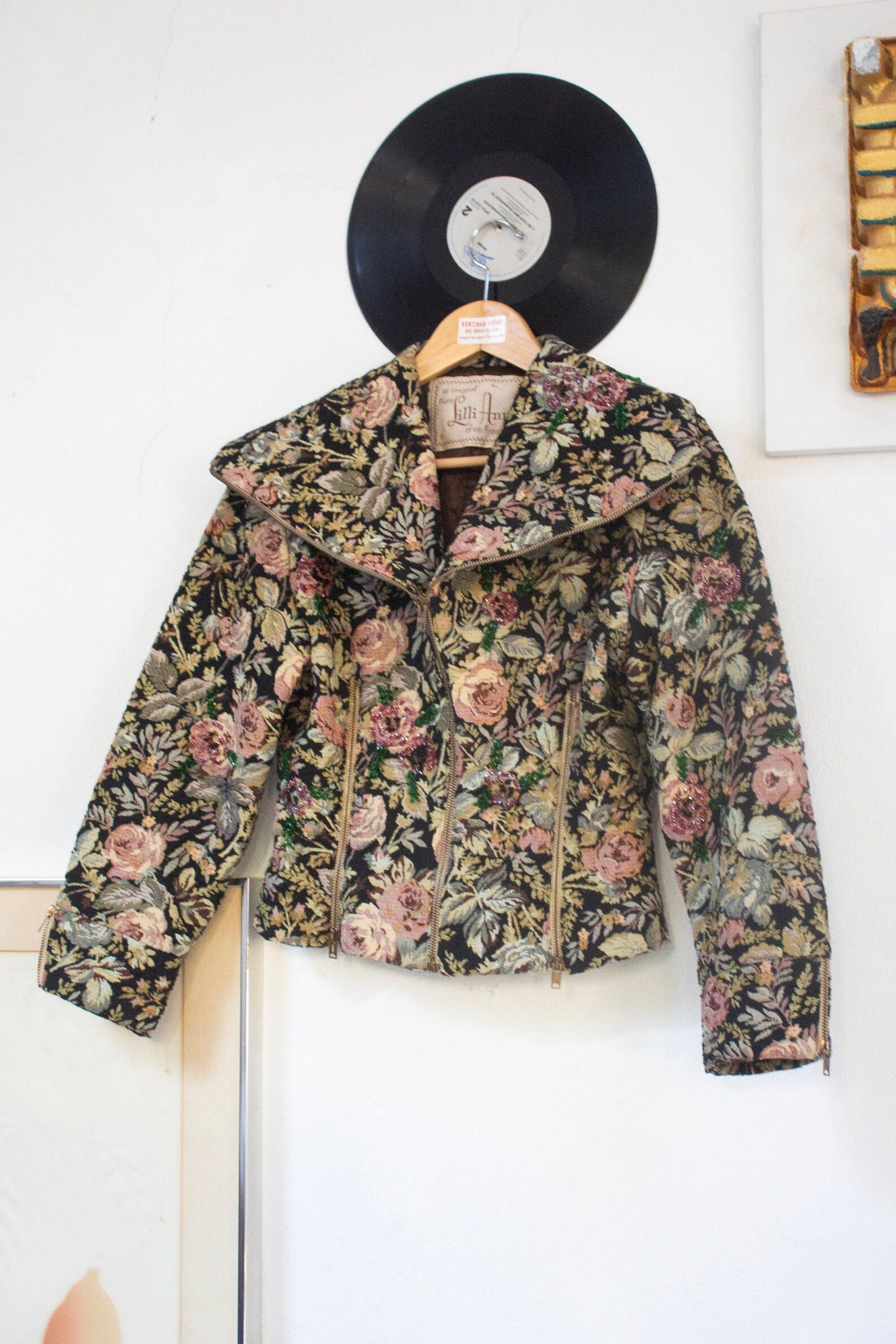 Lilli Ann of San Francisco late 1940's black tapestry floral pattern hand embroidered beaded collared jacket with zippers details (S)
Rare and collectible American vintage from late 1940's
Quilted lining
Two metal zipper details to the front of the