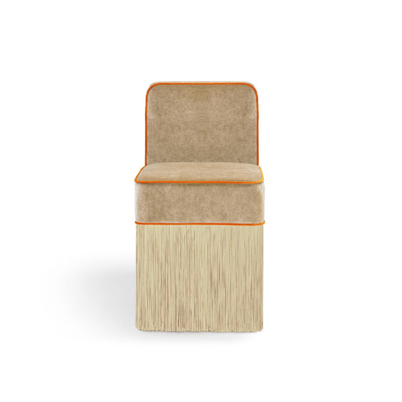 Distinguendosi per la sua perfetta fusione di comfort e stile, la sedia The Lilly Cleo, disegnata da Lorenza Bozzoli, è un capolavoro versatile. Realizzata per offrire un supporto superiore alla schiena e progettata per adattarsi a diversi ambienti,