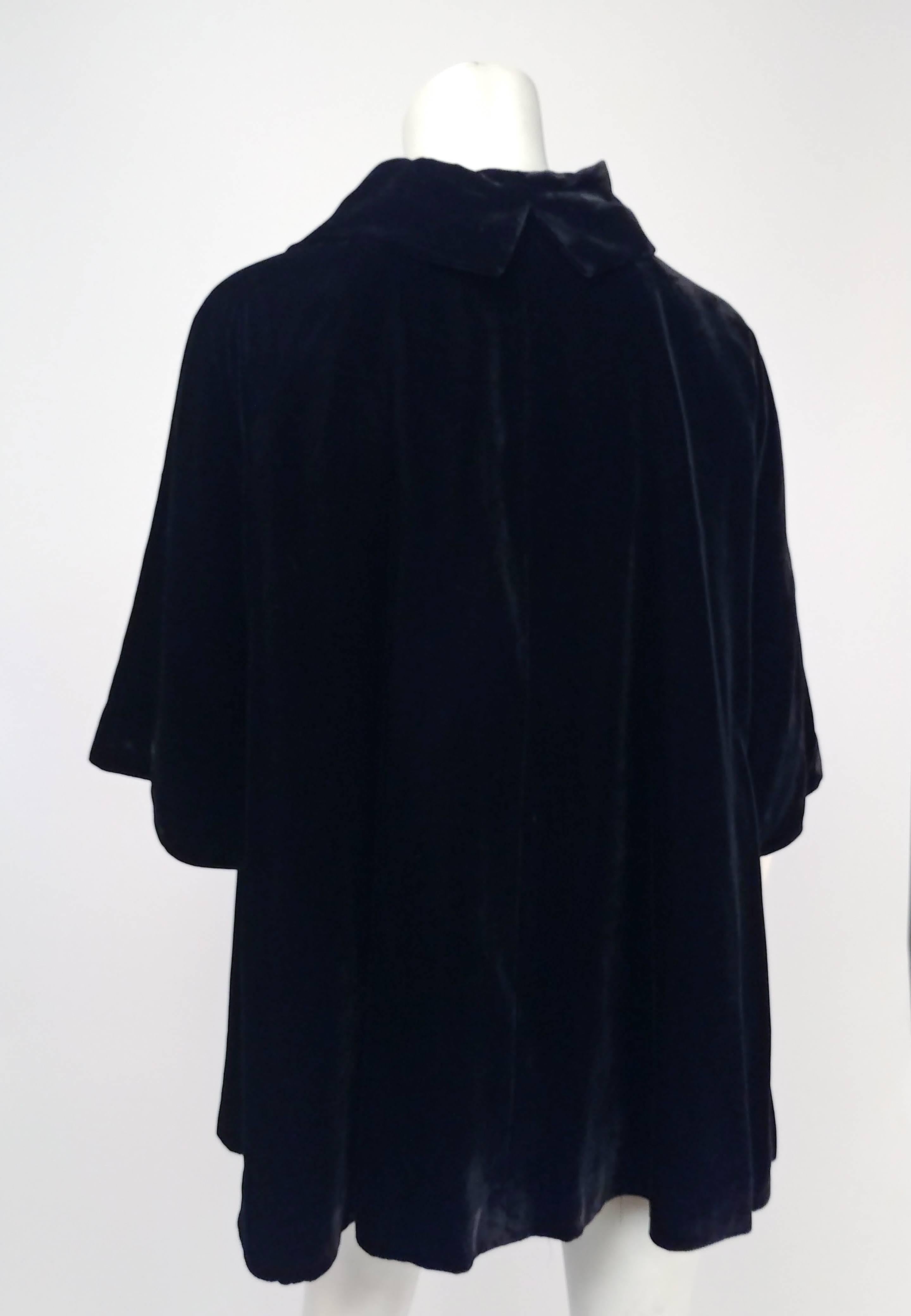 Lilli Diamond Jacke aus schwarzem Samt, 1950er Jahre (Schwarz) im Angebot