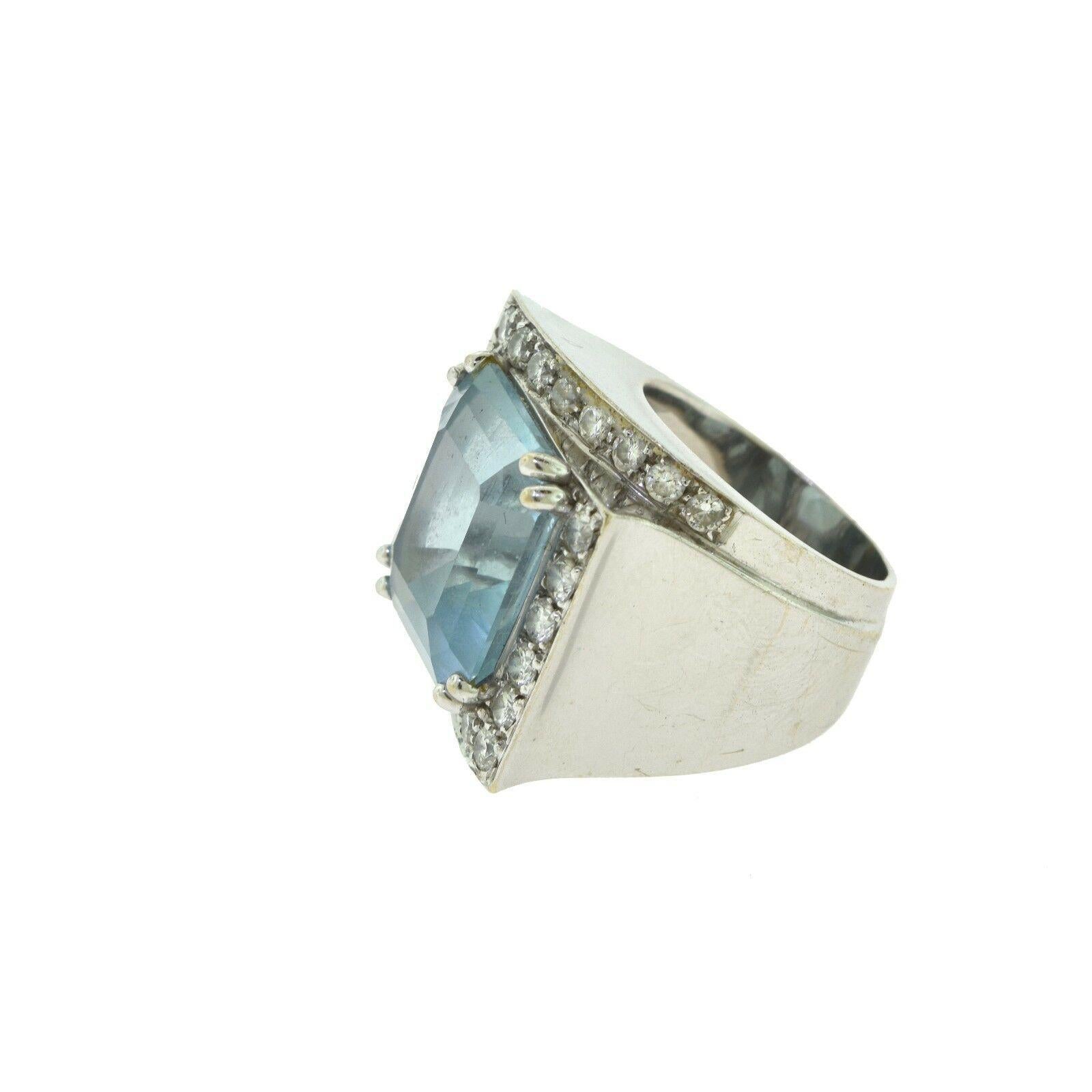 Lillia Curved Square Aquamarine and Diamond Ring in White Gold, 17.46 Carat In Good Condition In Miami, FL