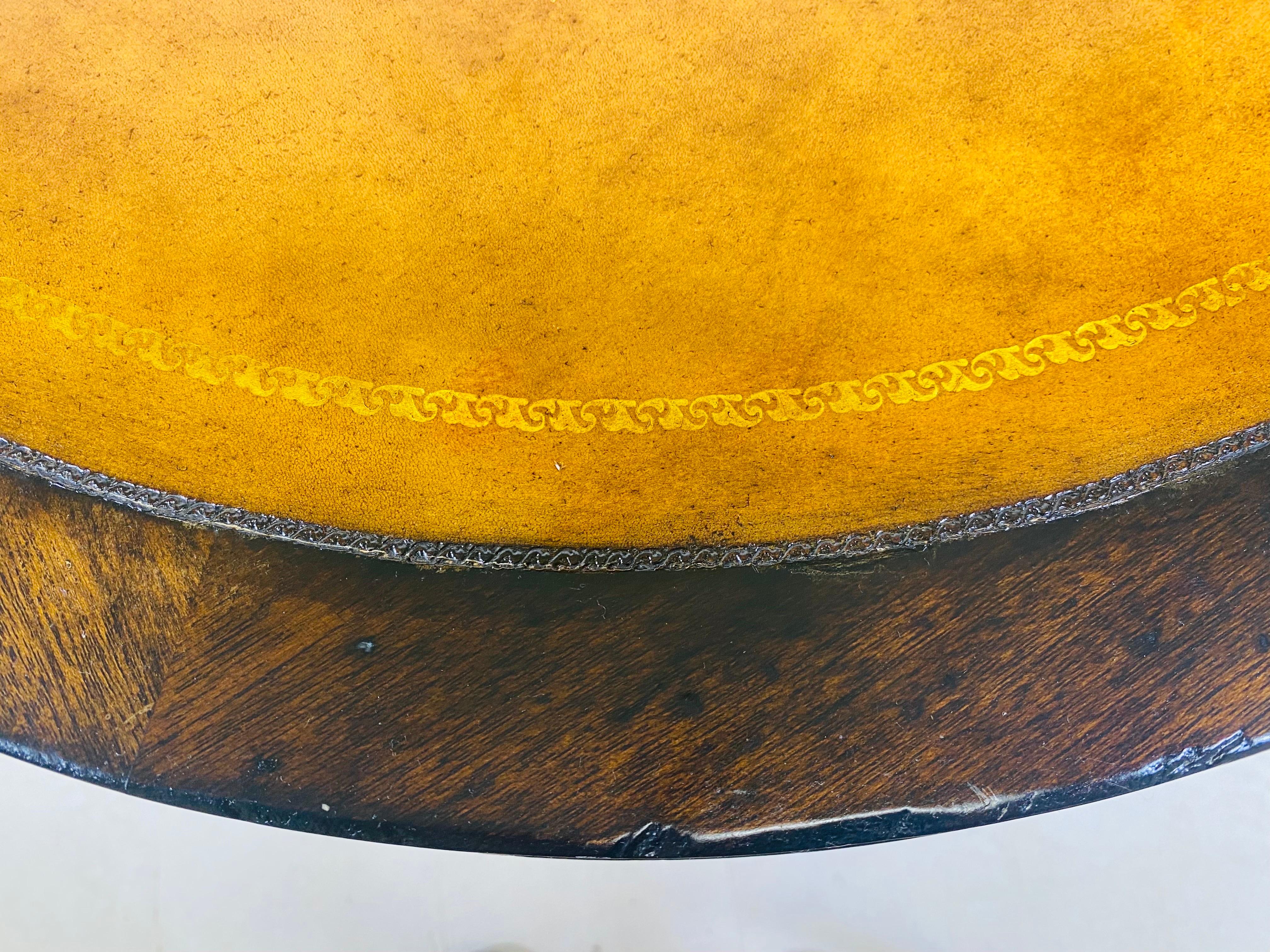 Colonial britannique Table d'appoint en cuir gaufré Lillian August. en vente