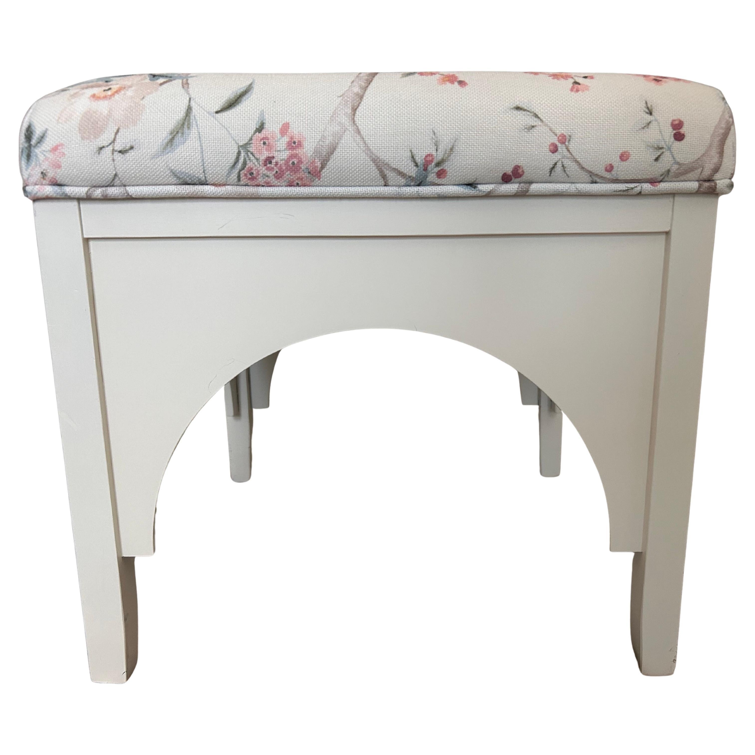 Américain Pouf Lillian August Vintage Floral Chintz rembourré avec base crème arquée en vente