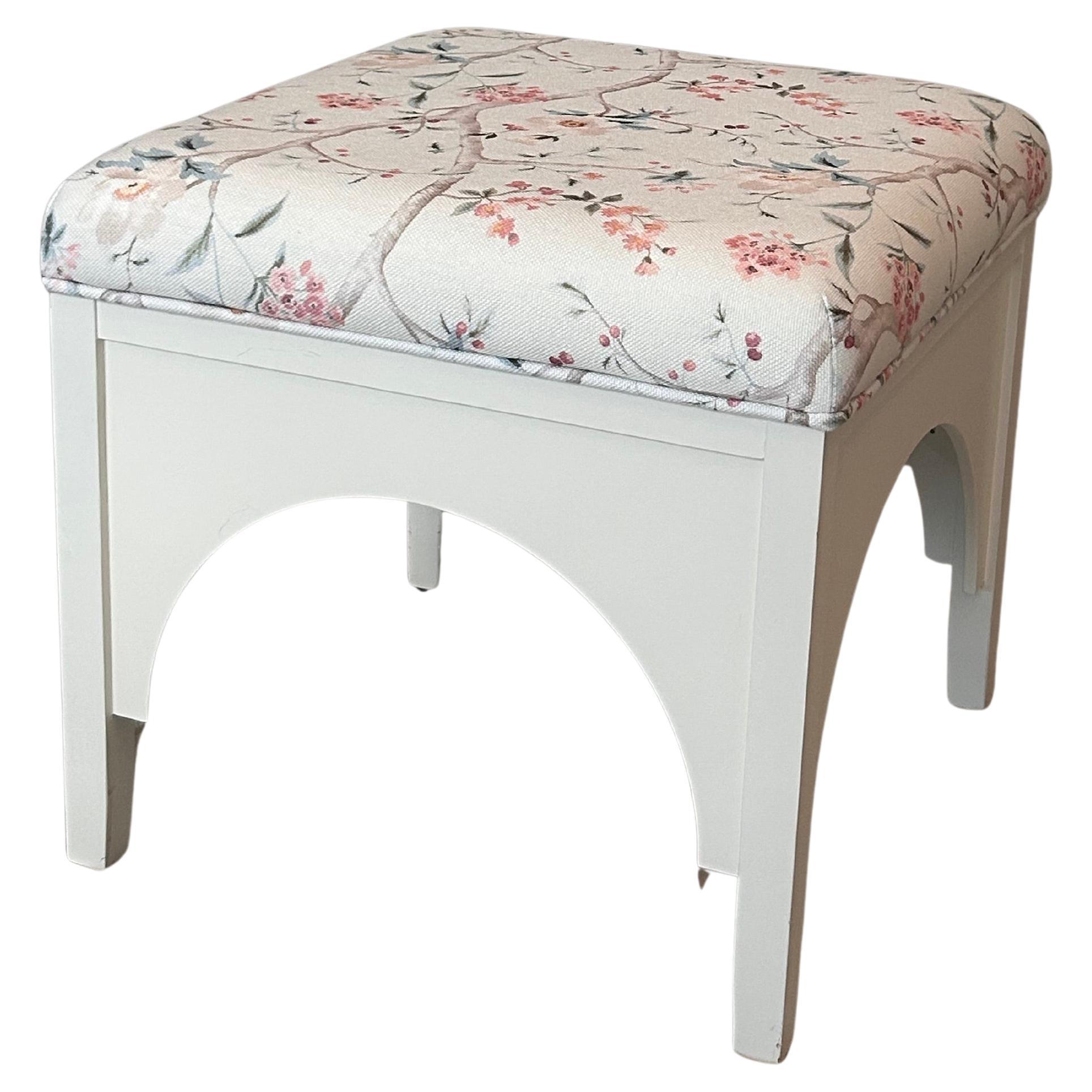 Tissage Pouf Lillian August Vintage Floral Chintz rembourré avec base crème arquée en vente
