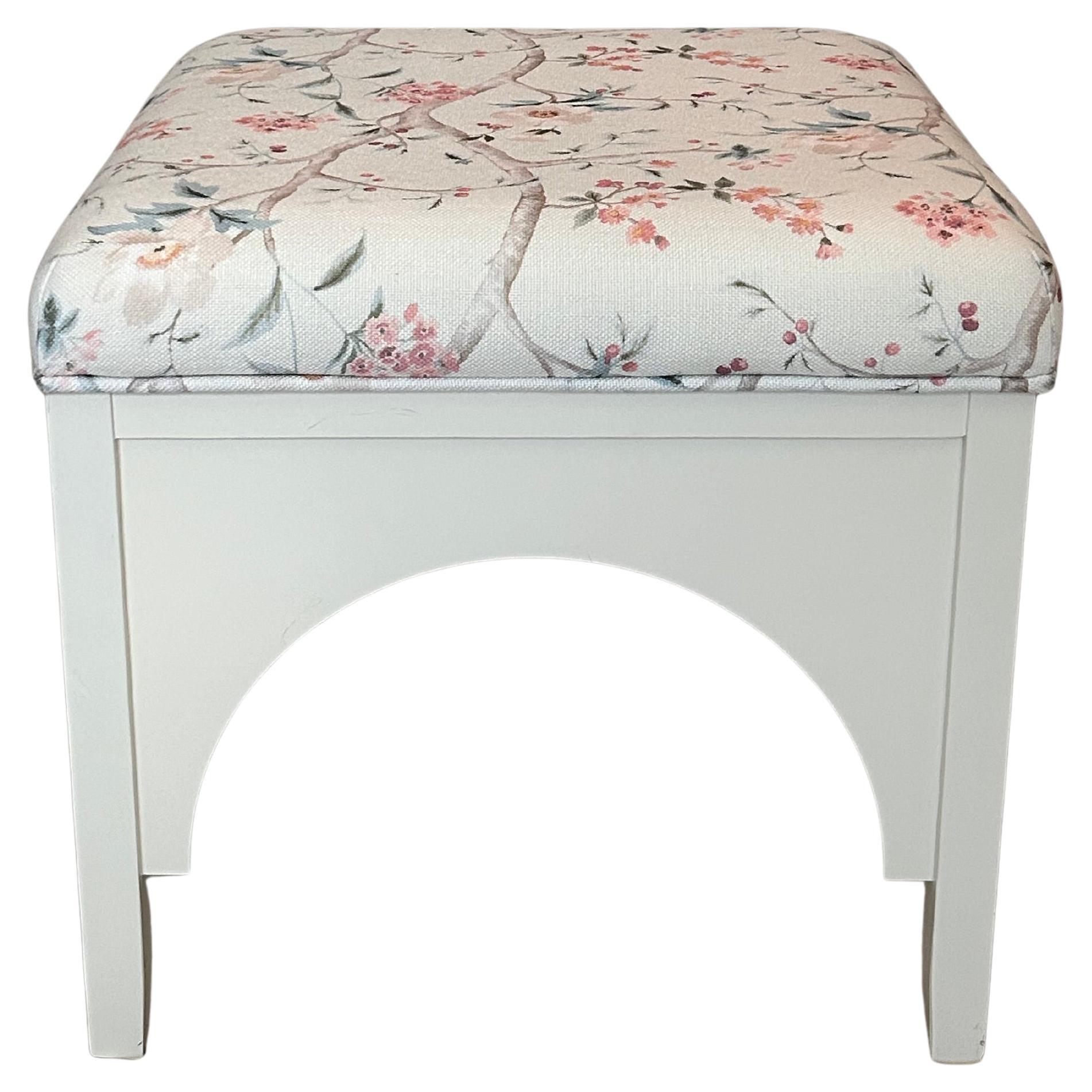 Pouf Lillian August Vintage Floral Chintz rembourré avec base crème arquée