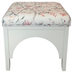 Lillian August Vintage Floral Chintz gepolsterter Ottomane mit gewölbtem cremefarbenem Sockel