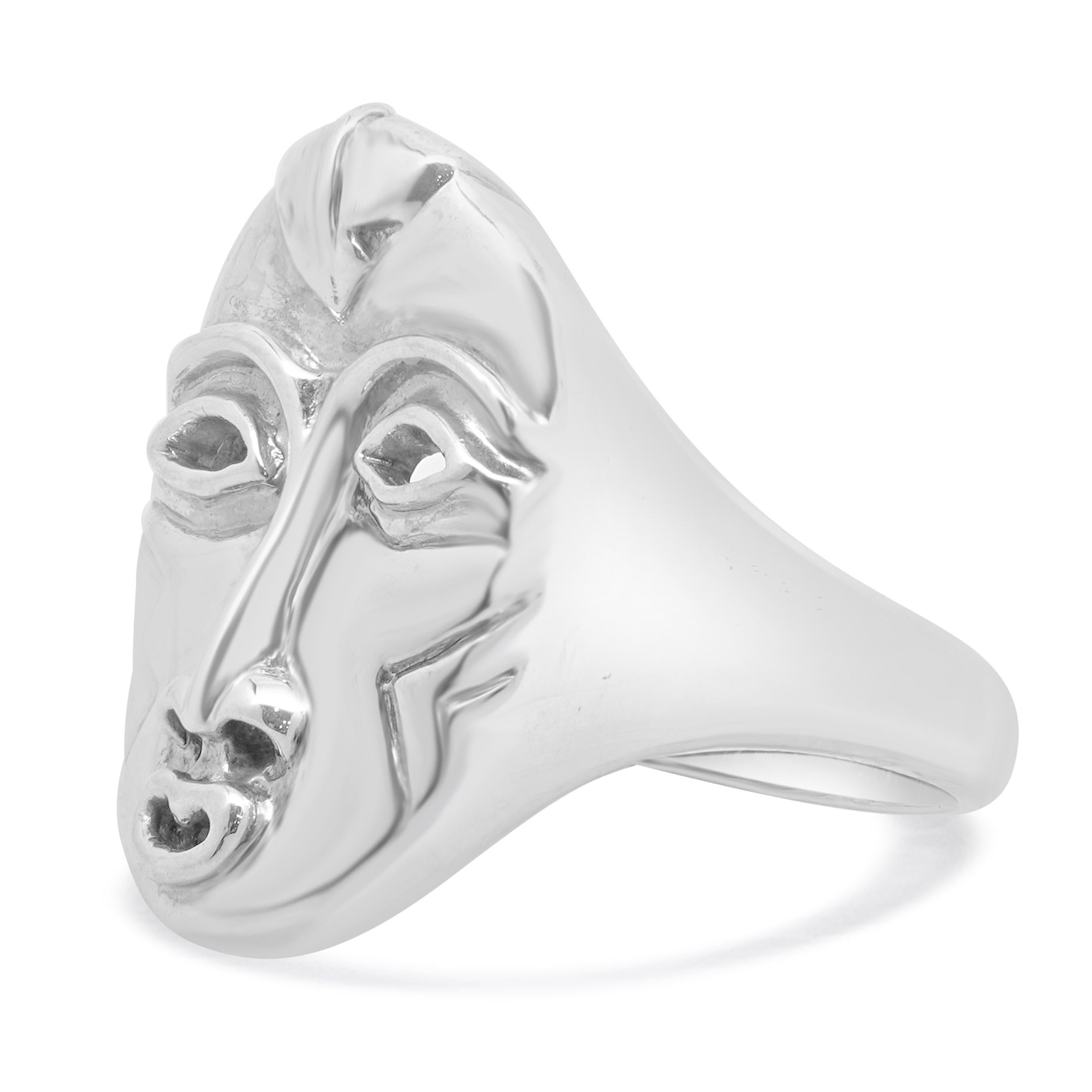 Diseñadora: Lillian Pitt
Material: plata de ley 
Dimensiones: la parte superior del anillo mide 27 mm de ancho
Talla: 12
Peso: 20,70 gramos
