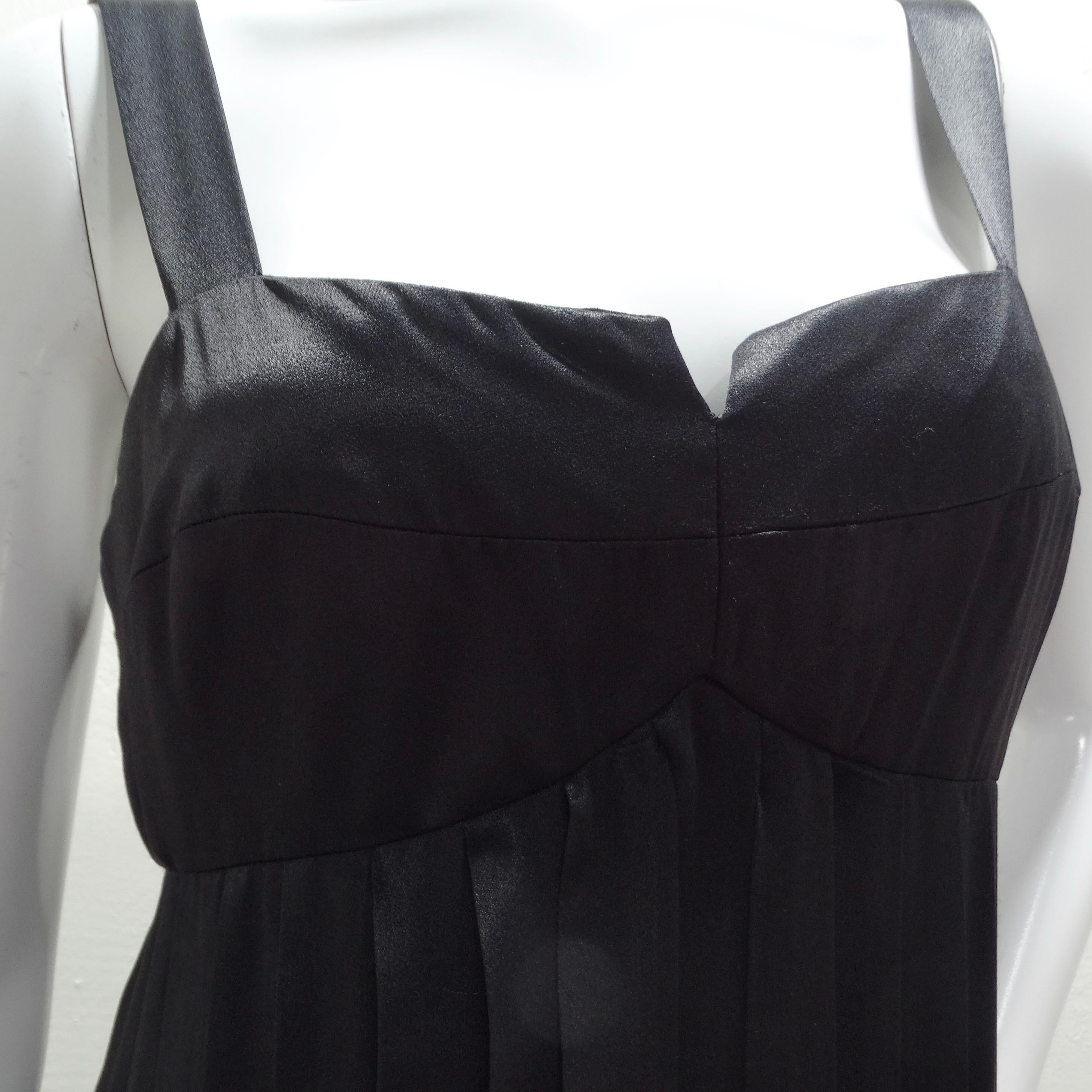 Das Lillie Rubin 1960s Black Carwash Maxi Dress ist ein atemberaubendes Stück, das gleichermaßen Eleganz und Verspieltheit ausstrahlt. Dieses schwarze Maxikleid ist eine wahre Verkörperung des zeitlosen Stils, mit einem strukturierten Mieder im
