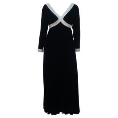 LILLIE RUBIN Mono de terciopelo negro con pedrería plateada, años 60