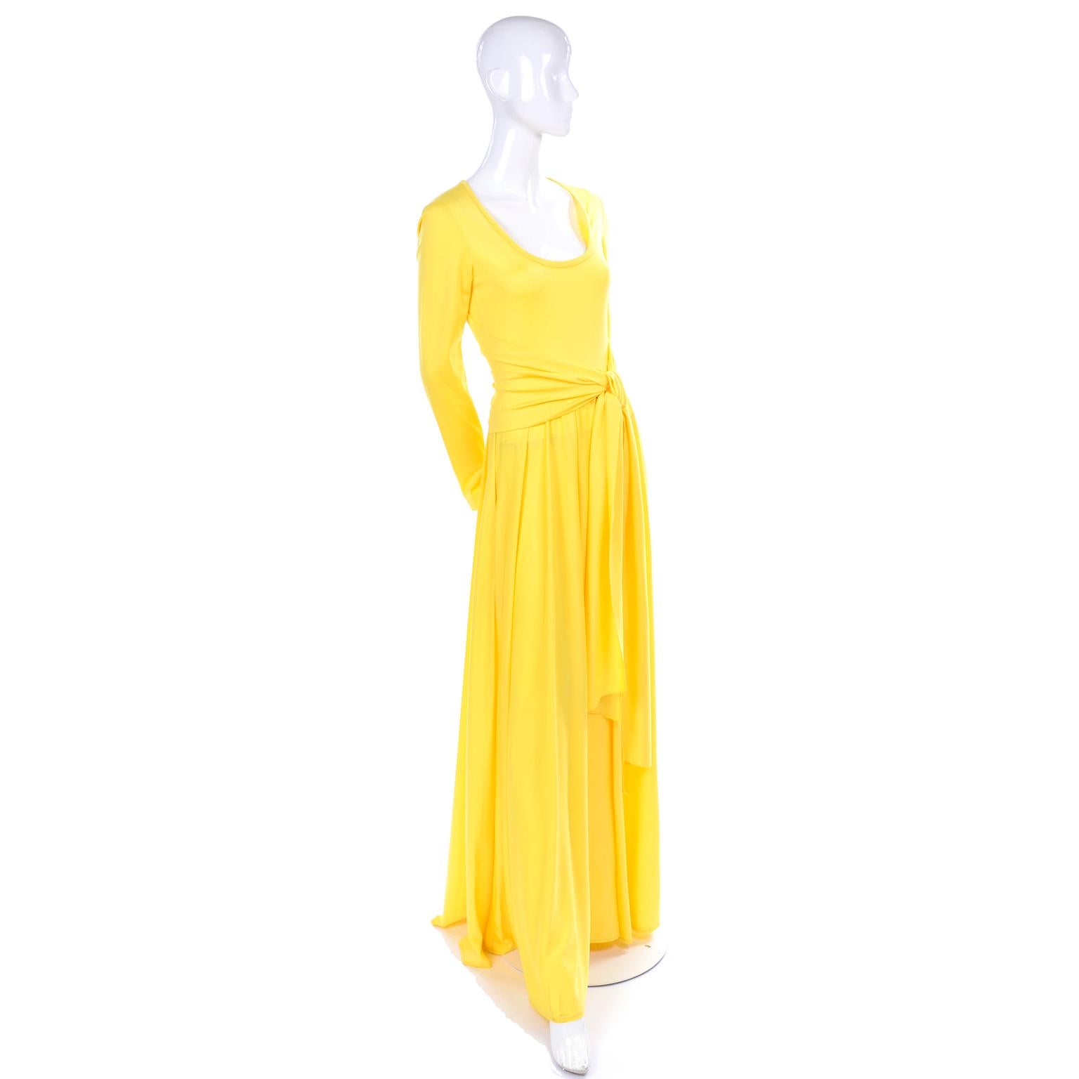 Il s'agit d'une belle robe longue vintage jaune ensoleillée des années 1970 de Lillie Rubin. Cette amusante robe en jersey est dotée d'une fermeture éclair à glissière et se ferme à l'arrière par une fermeture éclair. Le corsage est ajusté, avec un