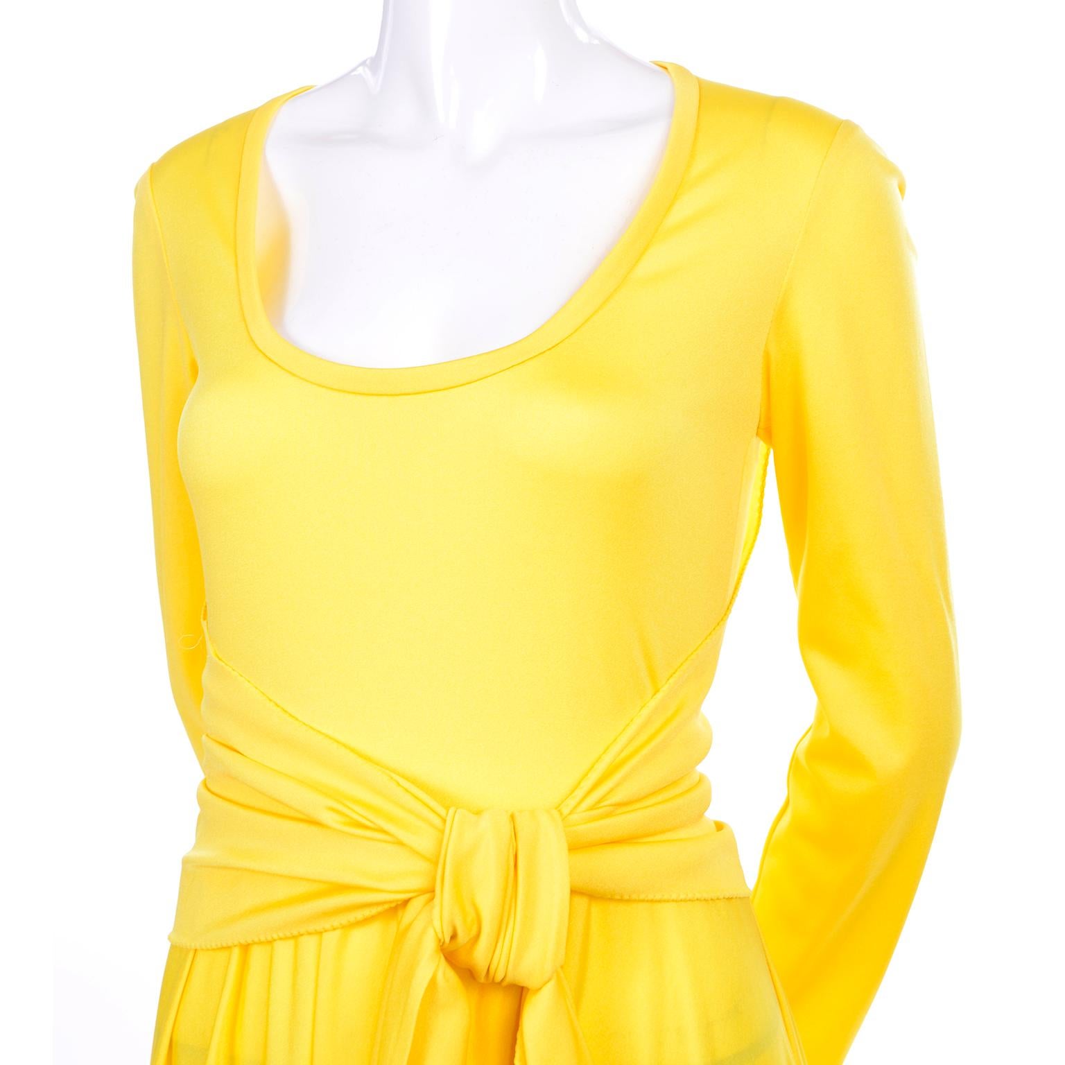 Jaune Lillie Rubin - Robe vintage en jersey jaune avec ceinture, collection 700 en vente
