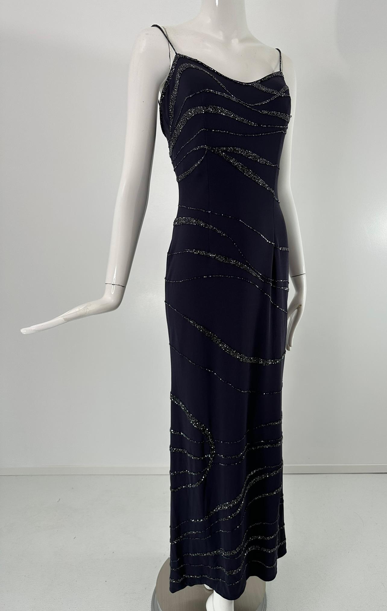 Lillie Rubin dunkelblaues Maxikleid aus Crêpe, genäht mit glitzernden blauen Glasperlen, Größe 4, aus den späten 1990er Jahren. V-Ausschnitt-Kleid mit schmalen, perlenbesetzten Schulterträgern. Das Kleid hat ein modernistisches Design, das sich um