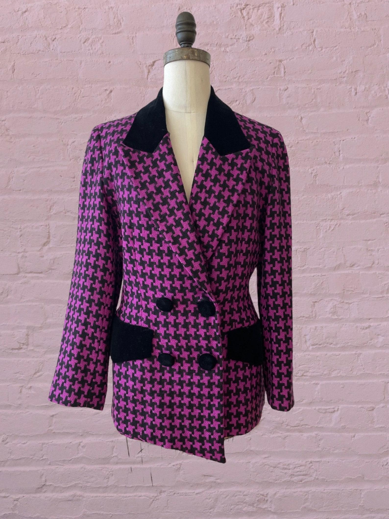 Vintage Lillie Rubin double breasted blazer. peaked lapel. purple and black houndstooth. flap pockets. small built in shoulder pads. dry cleaned.

Circa 1980s - 1990s
Lillie Rubin
Made in USA
Wool/Velvet
Tagged size is 8
Plum Purple/Black
Excellent