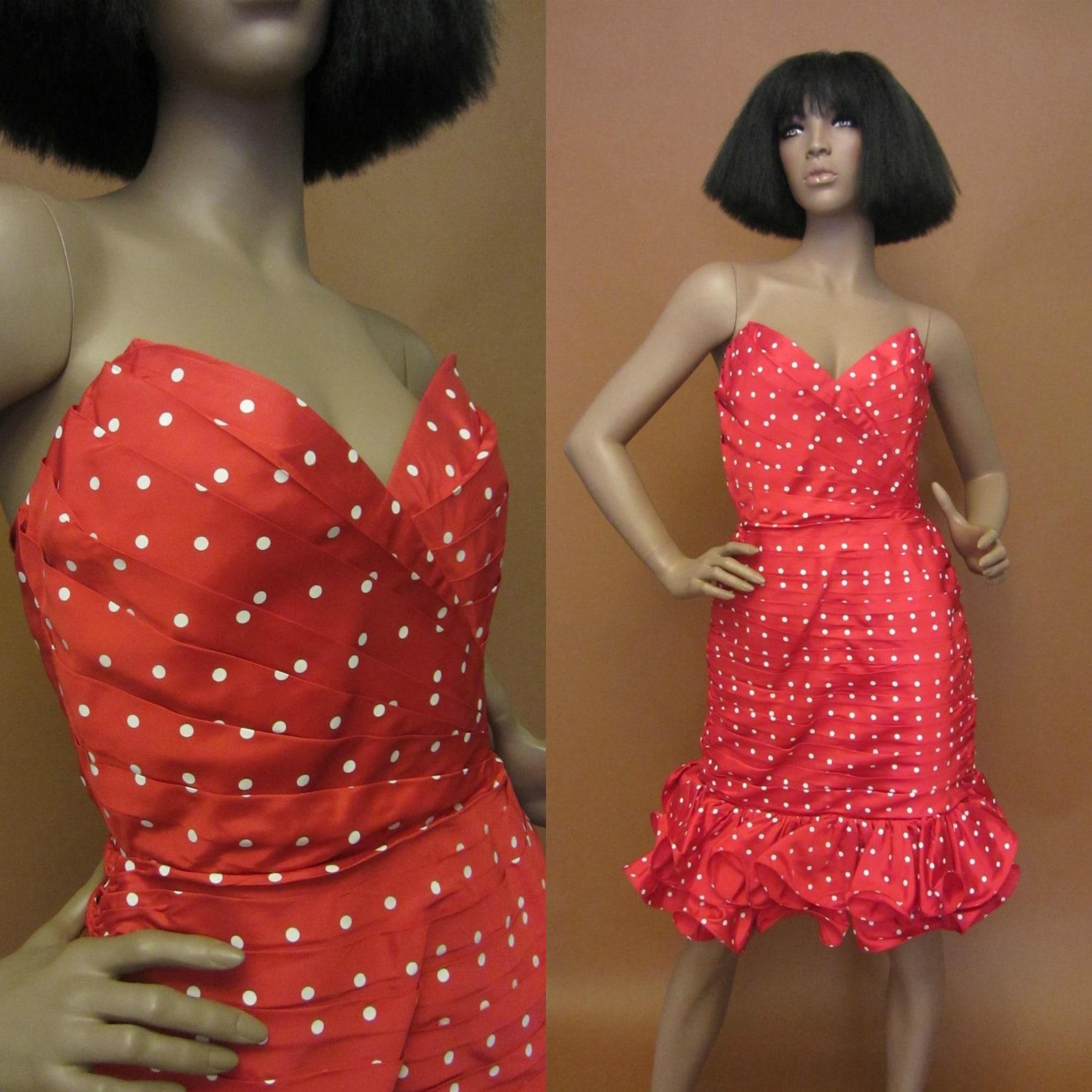 Lillie Rubin cocktail dress. red and white polka dot print. strapless boned sweetheart bodice. gorgeous pleating throughout. origami ruffle hem. back zip closure. dress is lined.

❊ Gathered pleats at back of dress create a bustle effect! Just