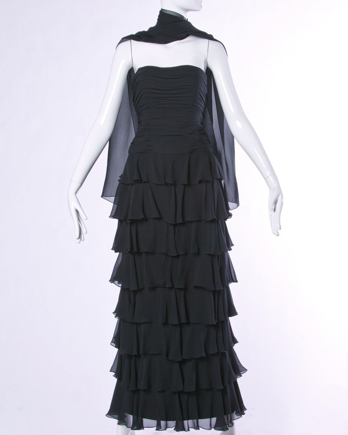 Noir Lillie Rubin - Robe de soirée vintage sans bretelles en mousseline de soie noire à volants en vente