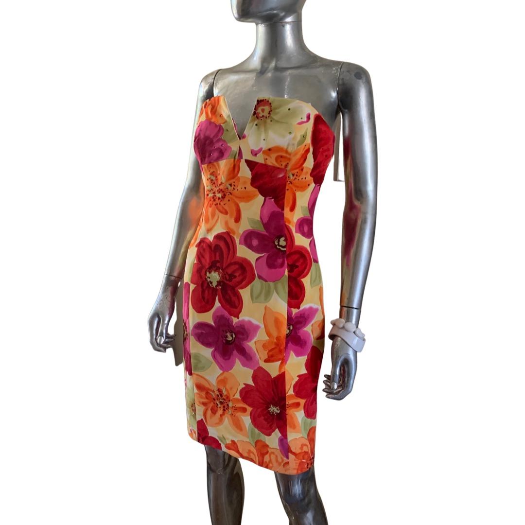 Ein sehr schönes Sommerkleid, das für Lillie Rubin Shops hergestellt wurde. Dieses trägerlose Kleid wurde in den USA aus leuchtenden Aquarellblumen gefertigt und mit einigen Perlen auf der Vorderseite der Brust versehen. Eingebautes Bustier innen.