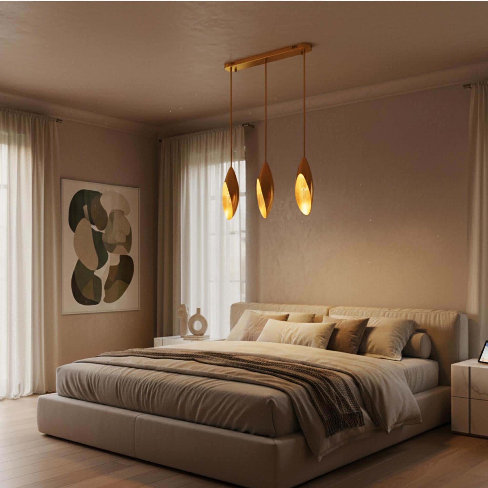 Der Lilly-Kronleuchter fängt die Essenz der Lilienblüte in einer nahtlosen Mischung aus von der Natur inspiriertem Design und minimalistischer Eleganz ein. Der strukturierte Messingkörper und die Kristallakzente reflektieren das Licht auf