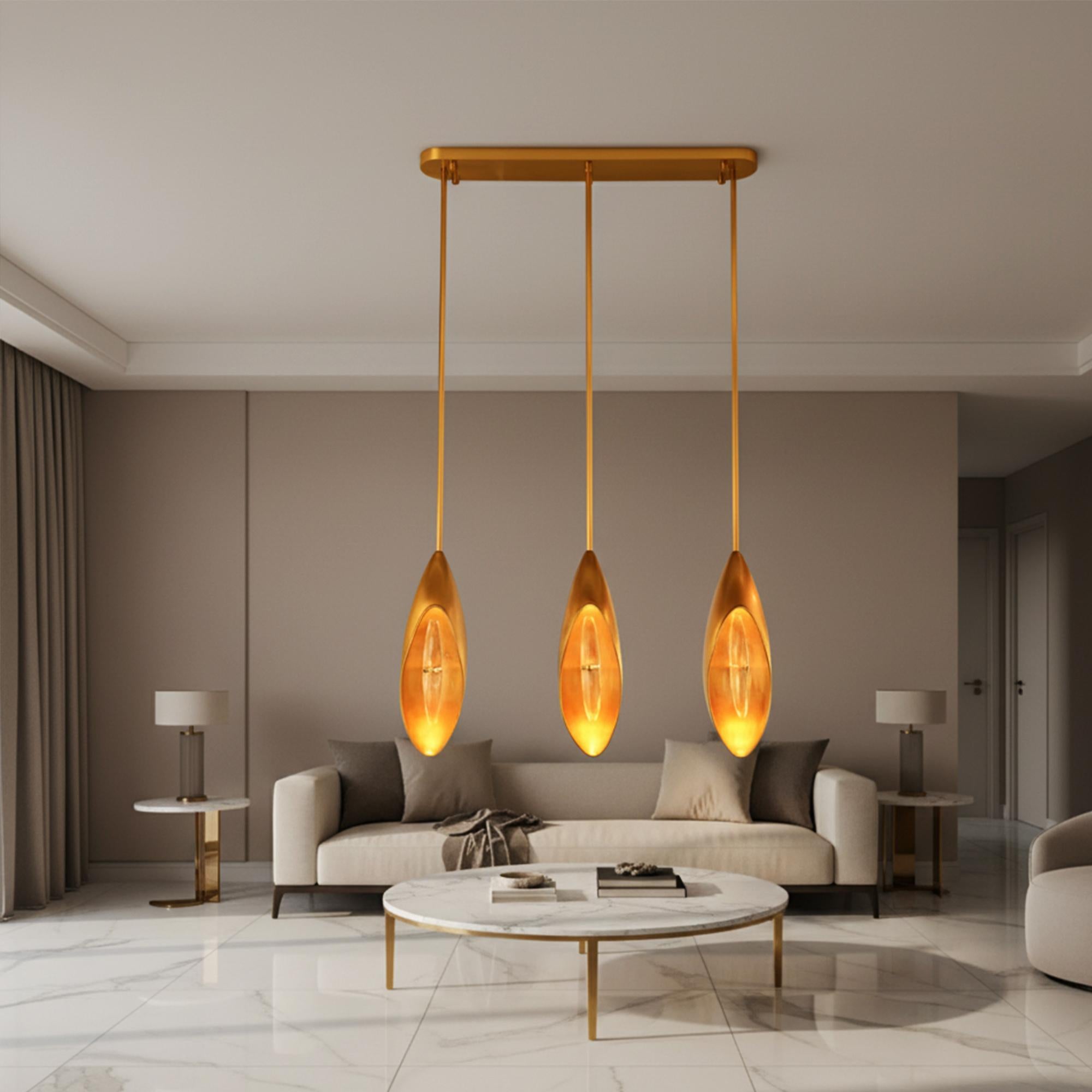 Lilly Chandelier - Elegantes Messing - Lilienblüten-Design mit anpassbaren Optionen (Art déco) im Angebot