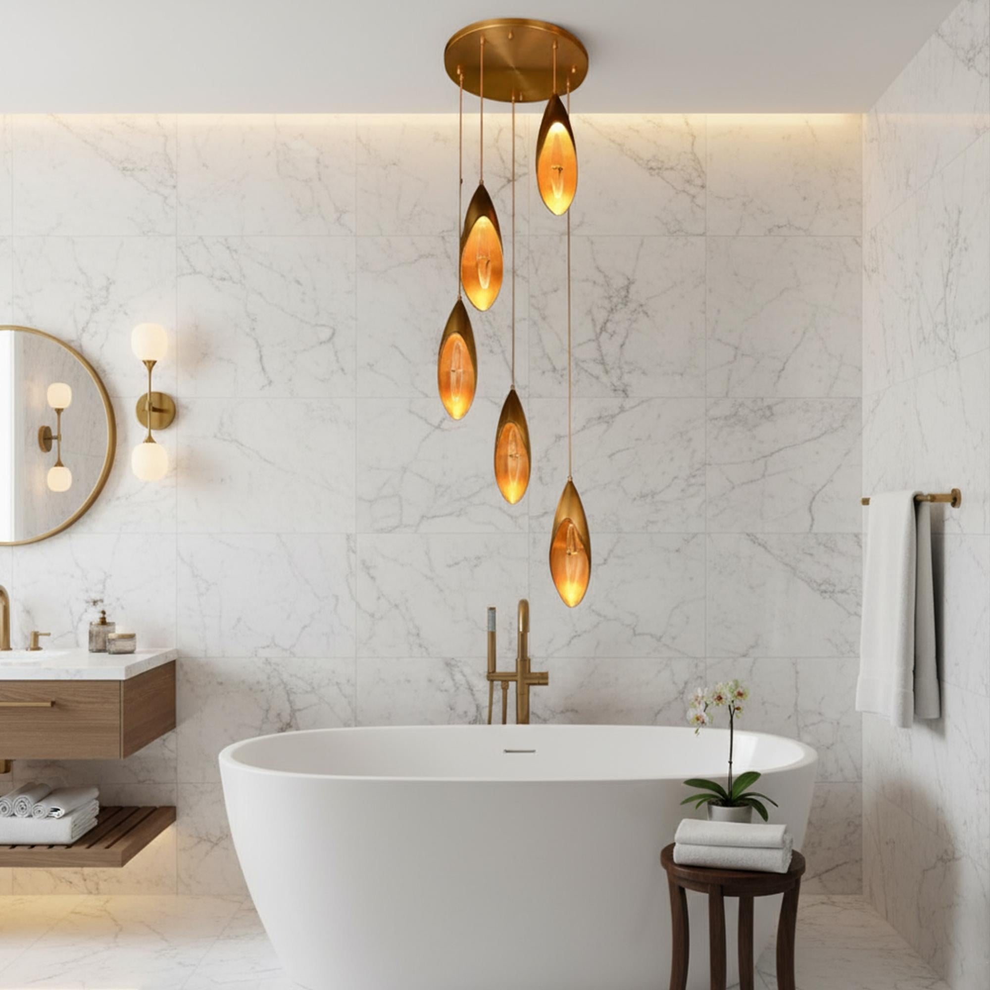 Der Lilly-Kronleuchter fängt die Essenz der Lilienblüte in einer nahtlosen Mischung aus von der Natur inspiriertem Design und minimalistischer Eleganz ein. Der strukturierte Messingkörper und die Kristallakzente reflektieren das Licht auf