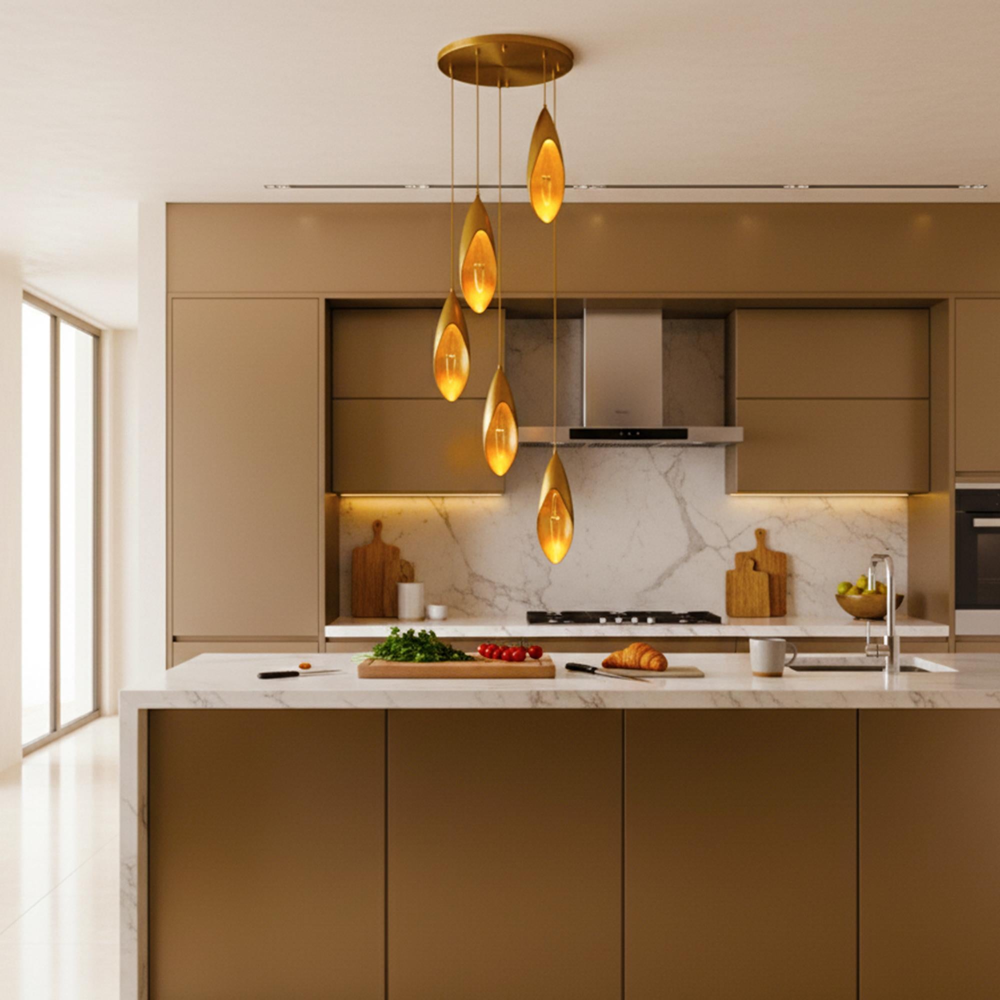 Lilly Chandelier - Elegantes Messing - Lilienblüten-Design mit anpassbaren Optionen (Art déco) im Angebot