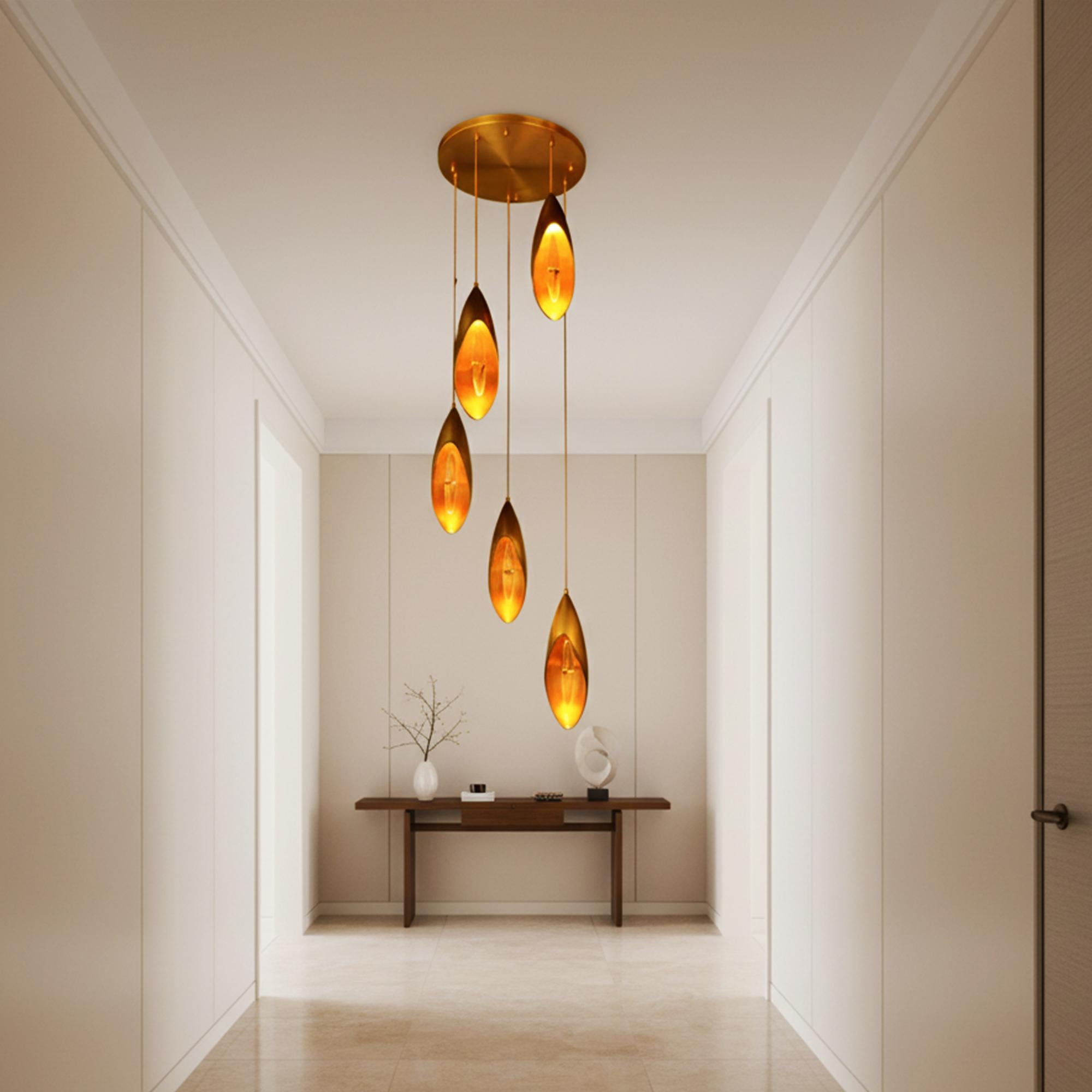 Lilly Chandelier - Elegantes Messing - Lilienblüten-Design mit anpassbaren Optionen im Zustand „Neu“ im Angebot in Monroe, NY