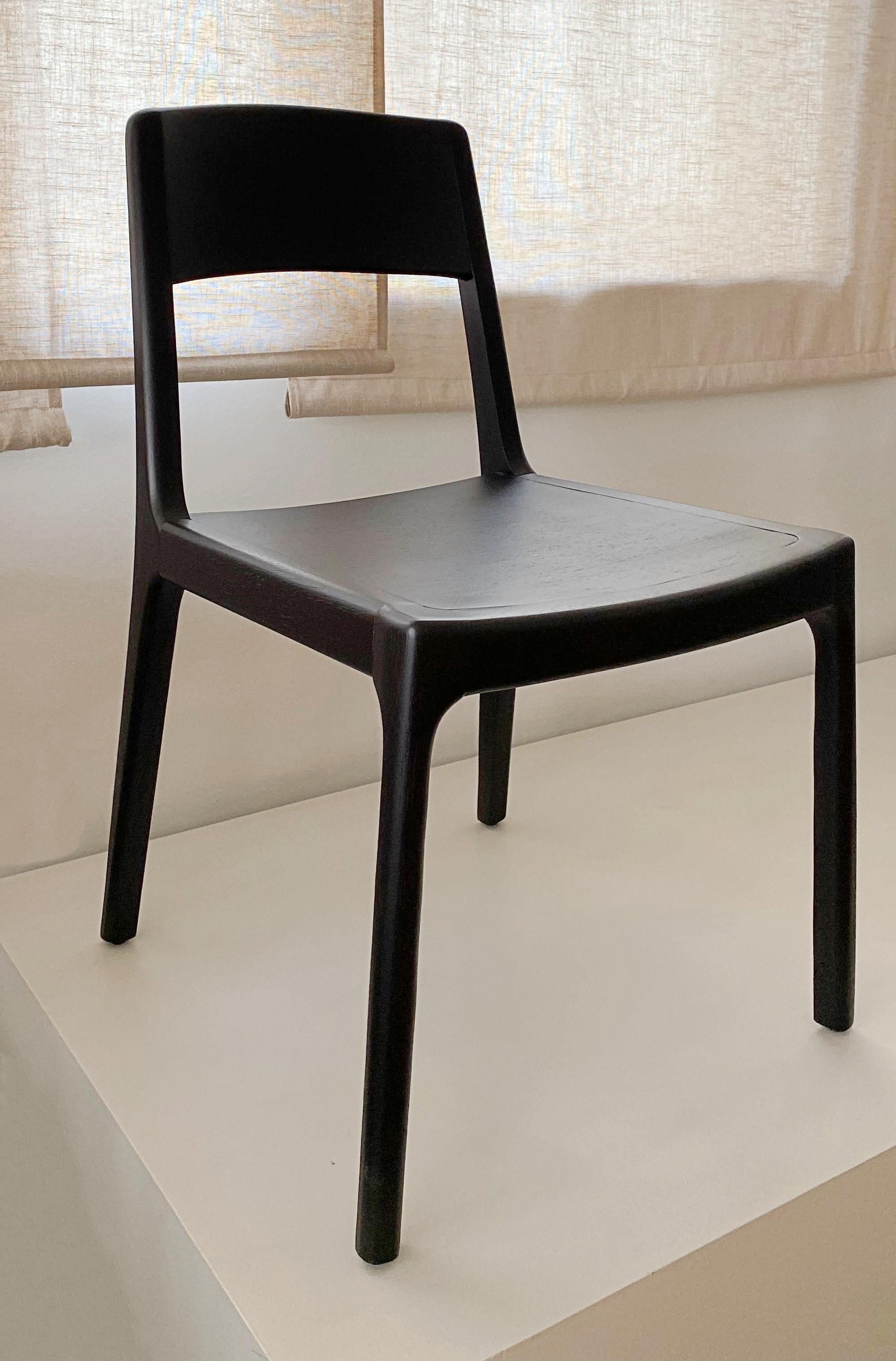 Inspiriert von Lilly Reich, einer renommierten deutschen Innenarchitektin und Architektin, deren Arbeit die Geschichte des modernen Designs maßgeblich beeinflusst hat.

Alessandra verwandelt diese Referenz in einen eleganten und leichten Holzstuhl