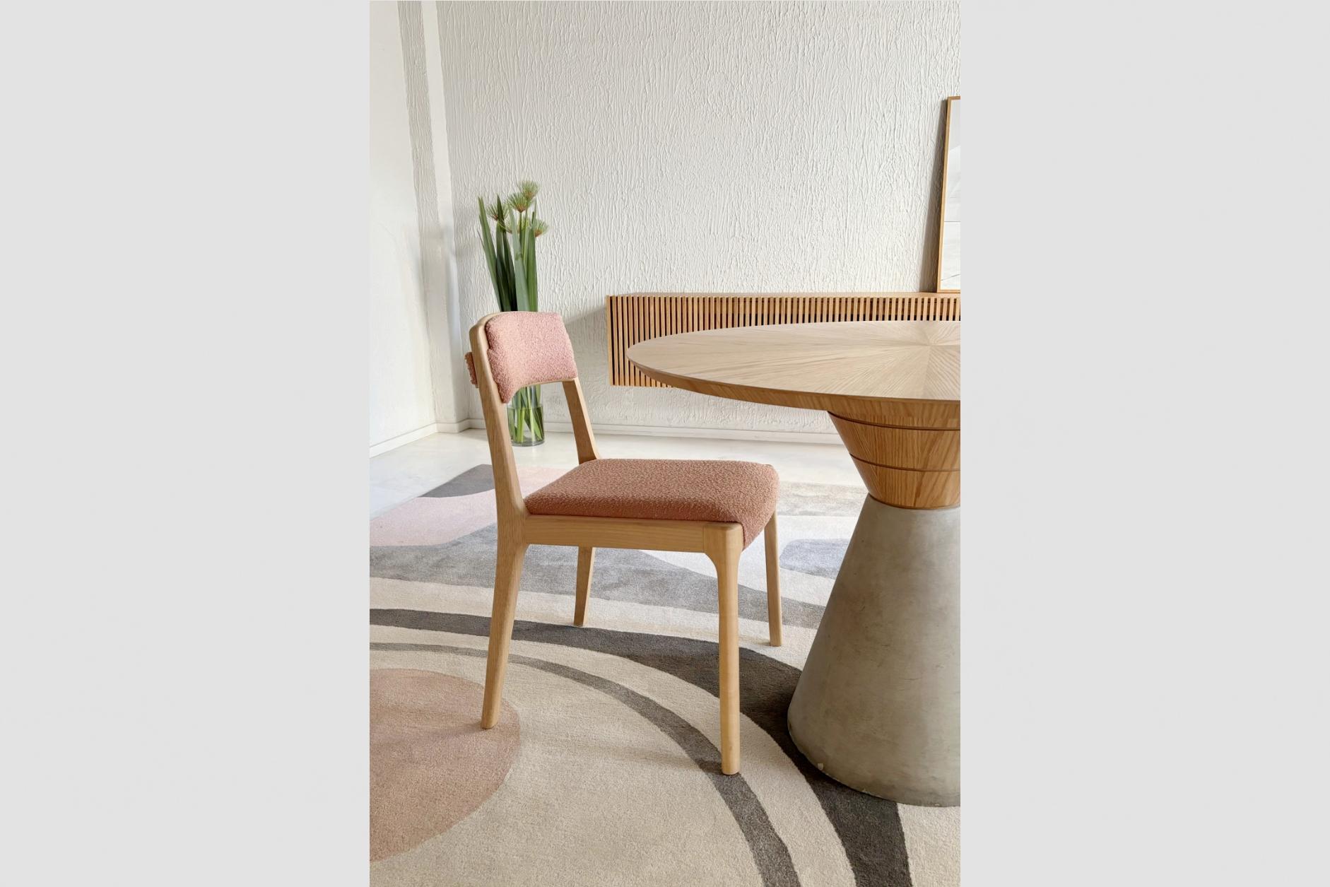 Ispirato a Lilly Reich, una famosa designer e architetto d'interni tedesca il cui lavoro ha avuto un impatto significativo sulla storia del design moderno.

Alessandra trasforma questo riferimento in una sedia in legno elegante e leggera, con
