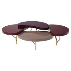 Tavolino Lilly, gambe organiche in ottone fuso e piani laccati lucidi a cascata