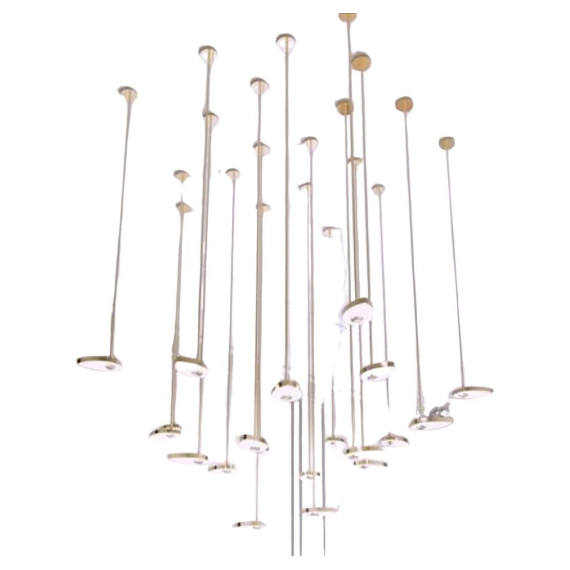 Lustre LED sculptural contemporain Lilly, laiton massif et cristal. Grand en vente