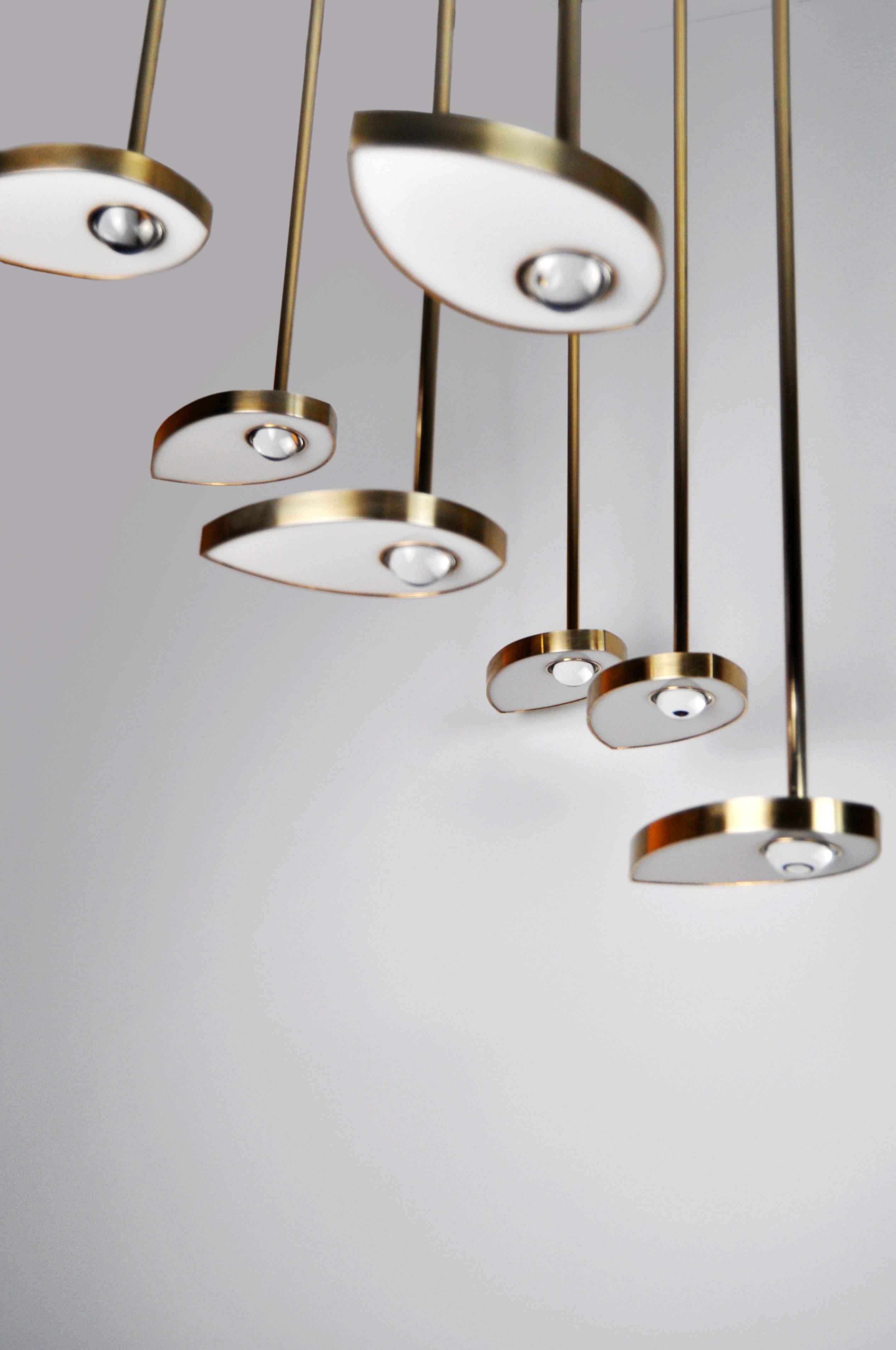 Lampadario LED scultoreo contemporaneo The Lilly, ottone massiccio e cristallo. Piccolo in vendita 5