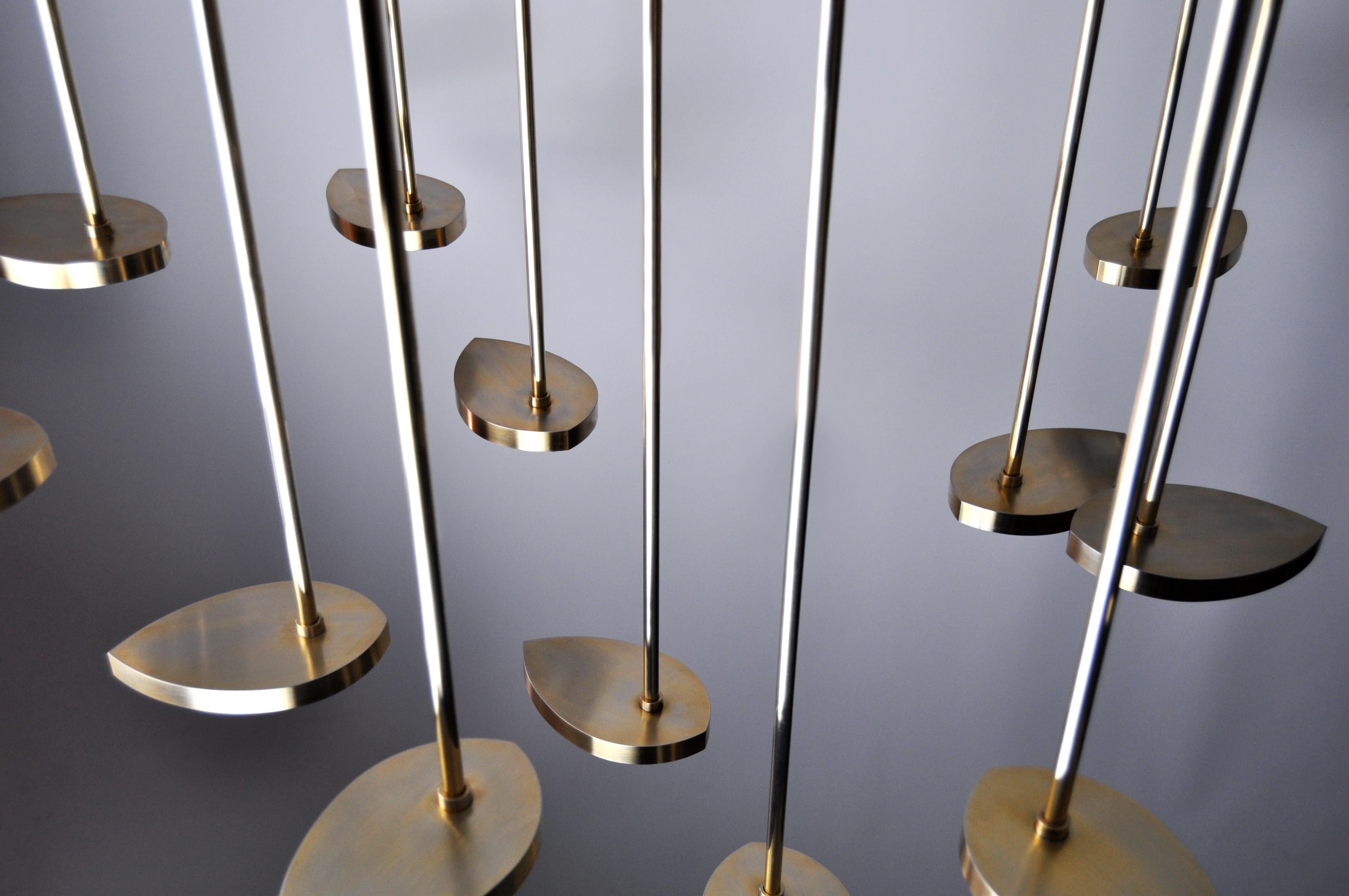 Lampadario LED scultoreo contemporaneo The Lilly, ottone massiccio e cristallo. Piccolo in vendita 9