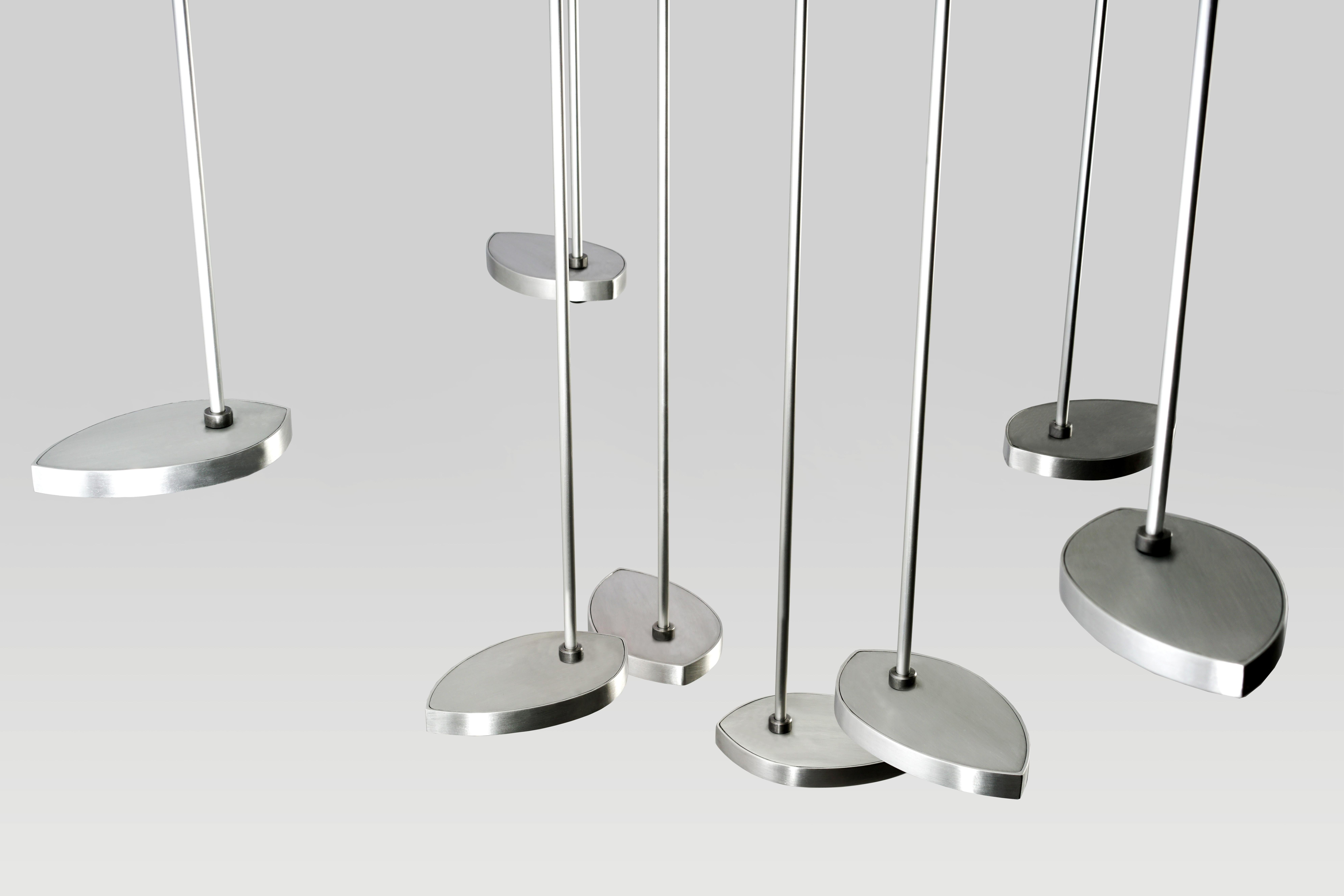 XXI secolo e contemporaneo Lampadario LED scultoreo contemporaneo The Lilly, ottone massiccio e cristallo. Piccolo in vendita