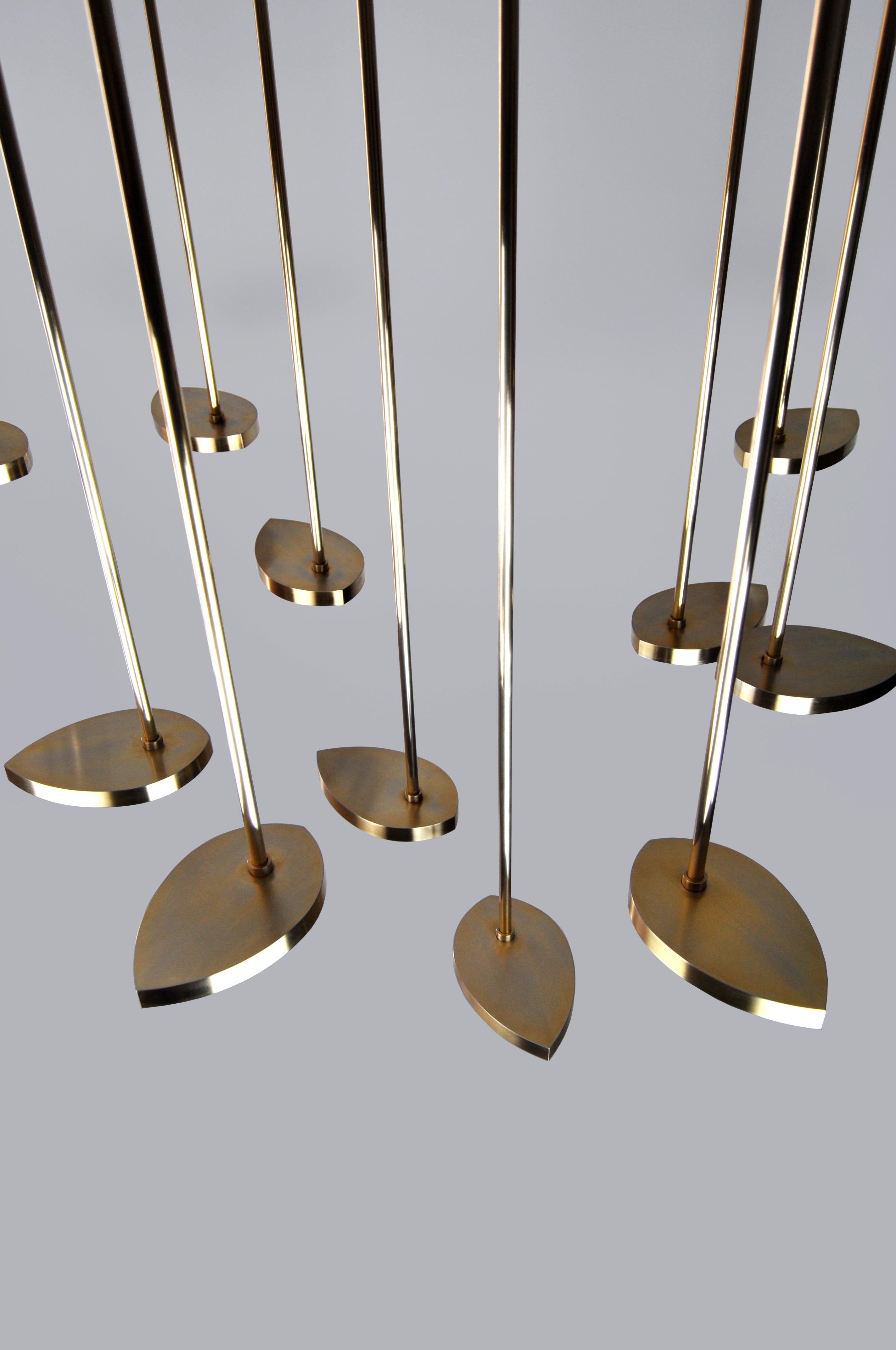 Ottone Lampadario LED scultoreo contemporaneo The Lilly, ottone massiccio e cristallo. Piccolo in vendita
