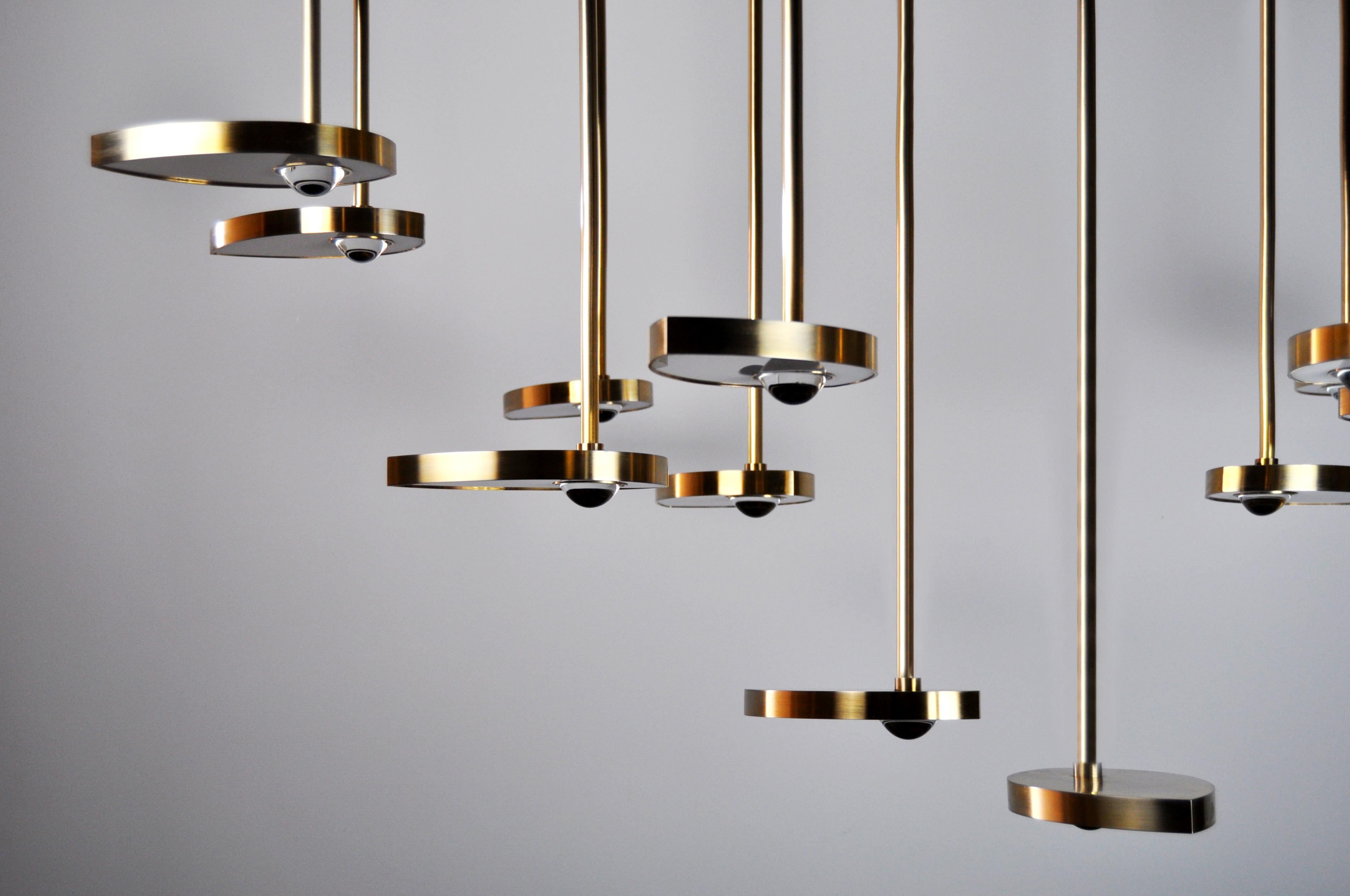 Lampadario LED scultoreo contemporaneo The Lilly, ottone massiccio e cristallo. Piccolo in vendita 1