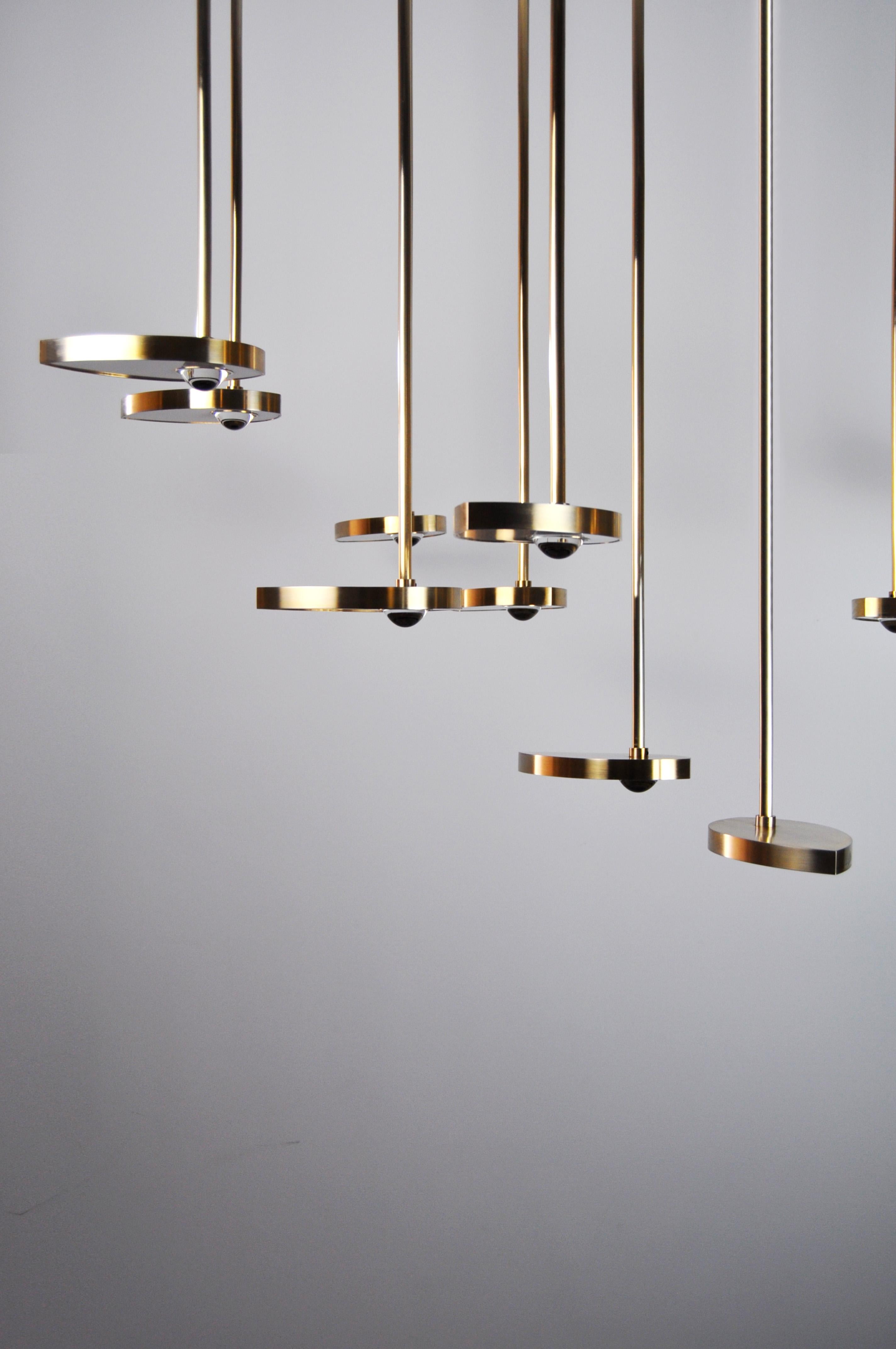 Lampadario LED scultoreo contemporaneo The Lilly, ottone massiccio e cristallo. Piccolo in vendita 3