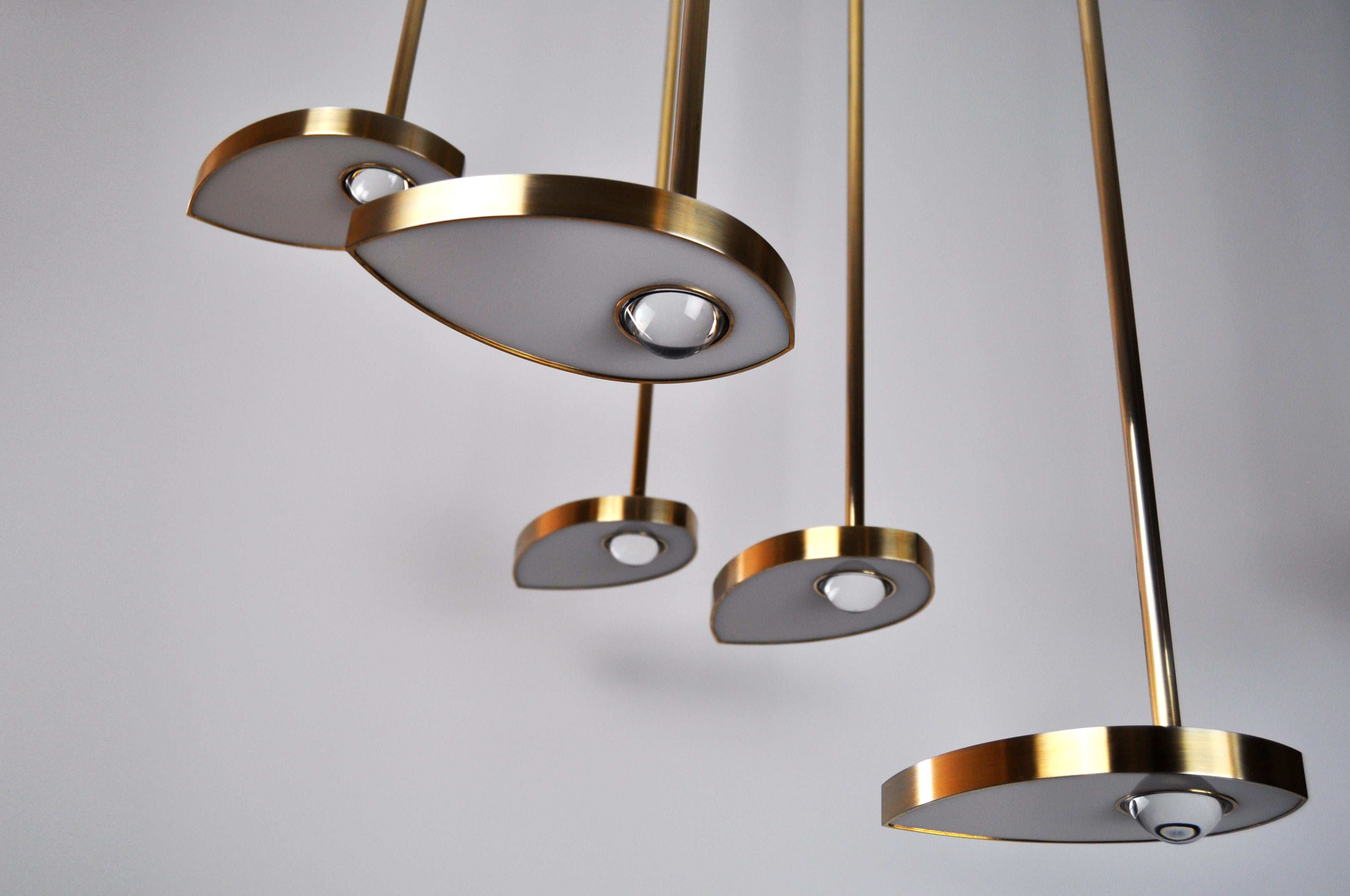 Moderno Lampadario LED scultoreo curvo The Lilly, ottone massiccio e cristallo. Piccolo in vendita