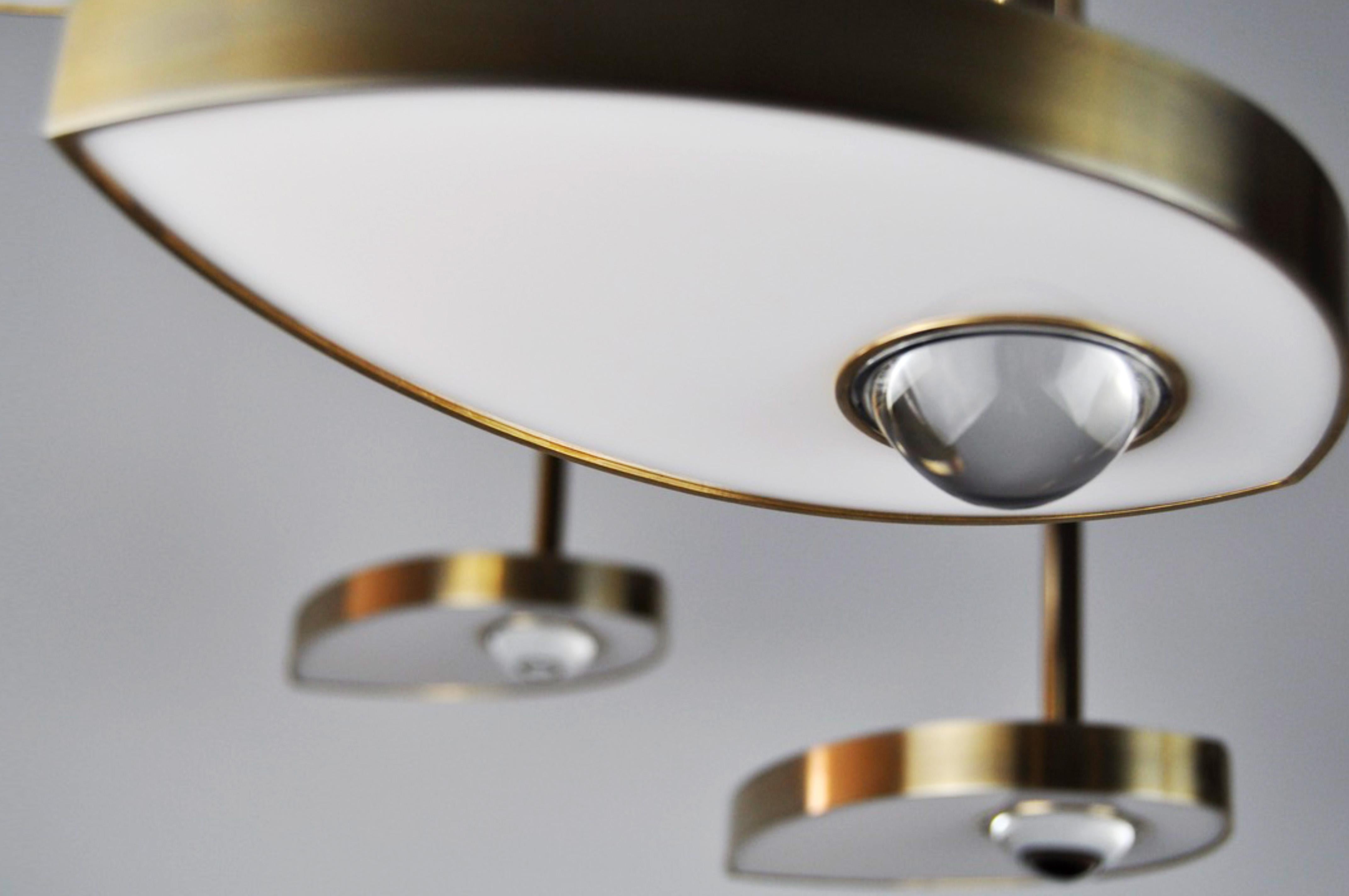 Lampadario LED scultoreo curvo The Lilly, ottone massiccio e cristallo. Piccolo In condizioni Nuovo in vendita a Torslanda, SE