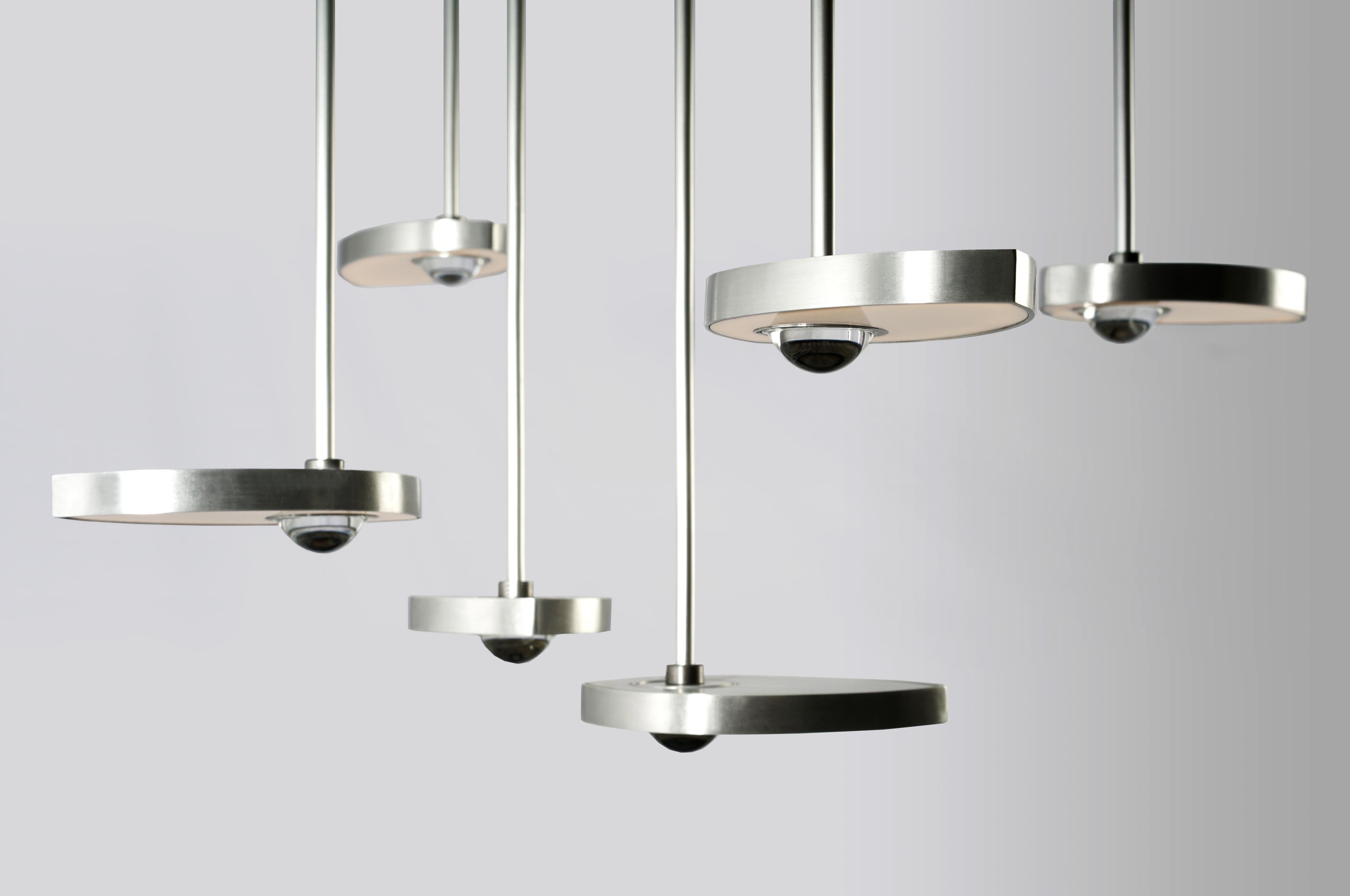 XXI secolo e contemporaneo Lampadario LED scultoreo curvo The Lilly, ottone massiccio e cristallo. Piccolo in vendita