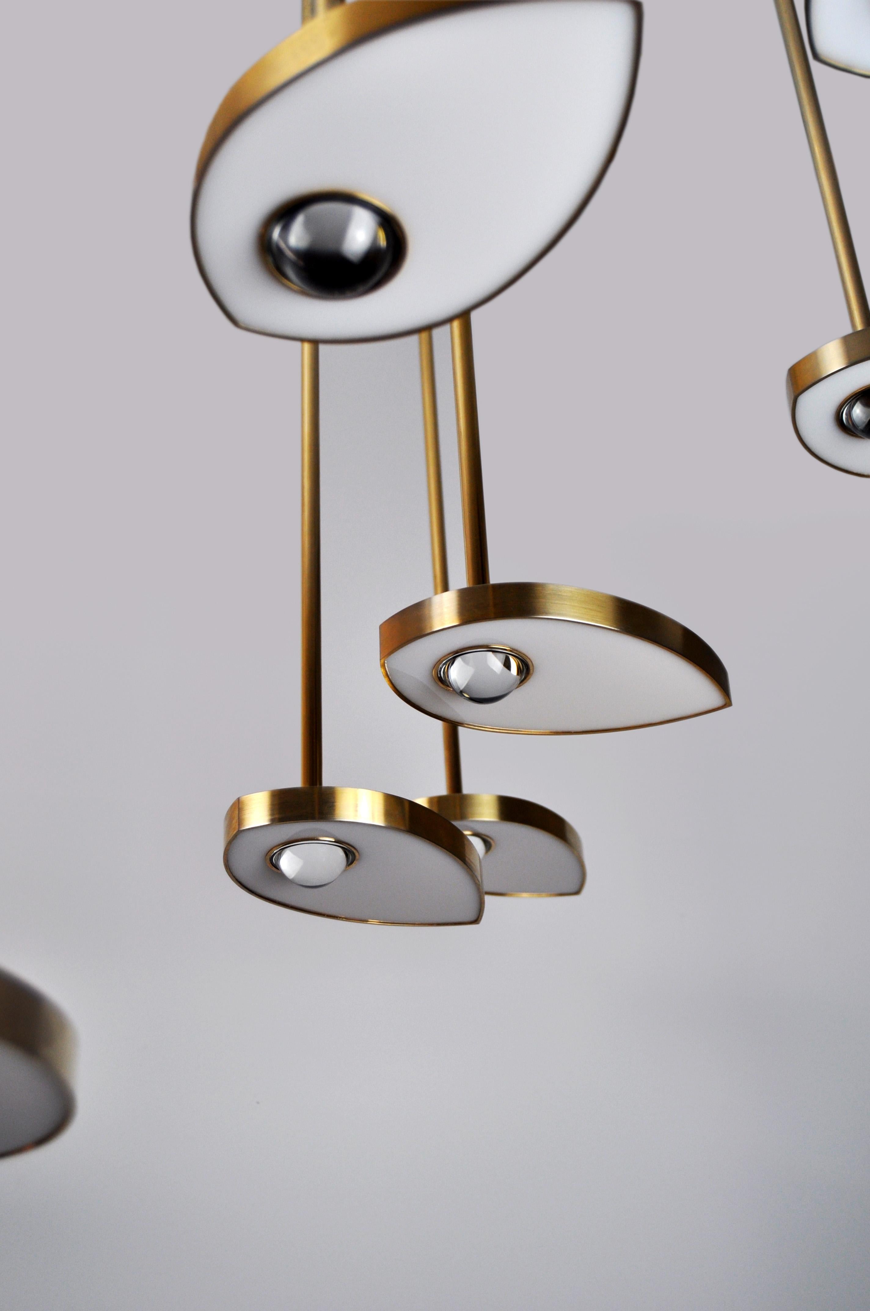 Ottone Lampadario LED scultoreo curvo The Lilly, ottone massiccio e cristallo. Piccolo in vendita