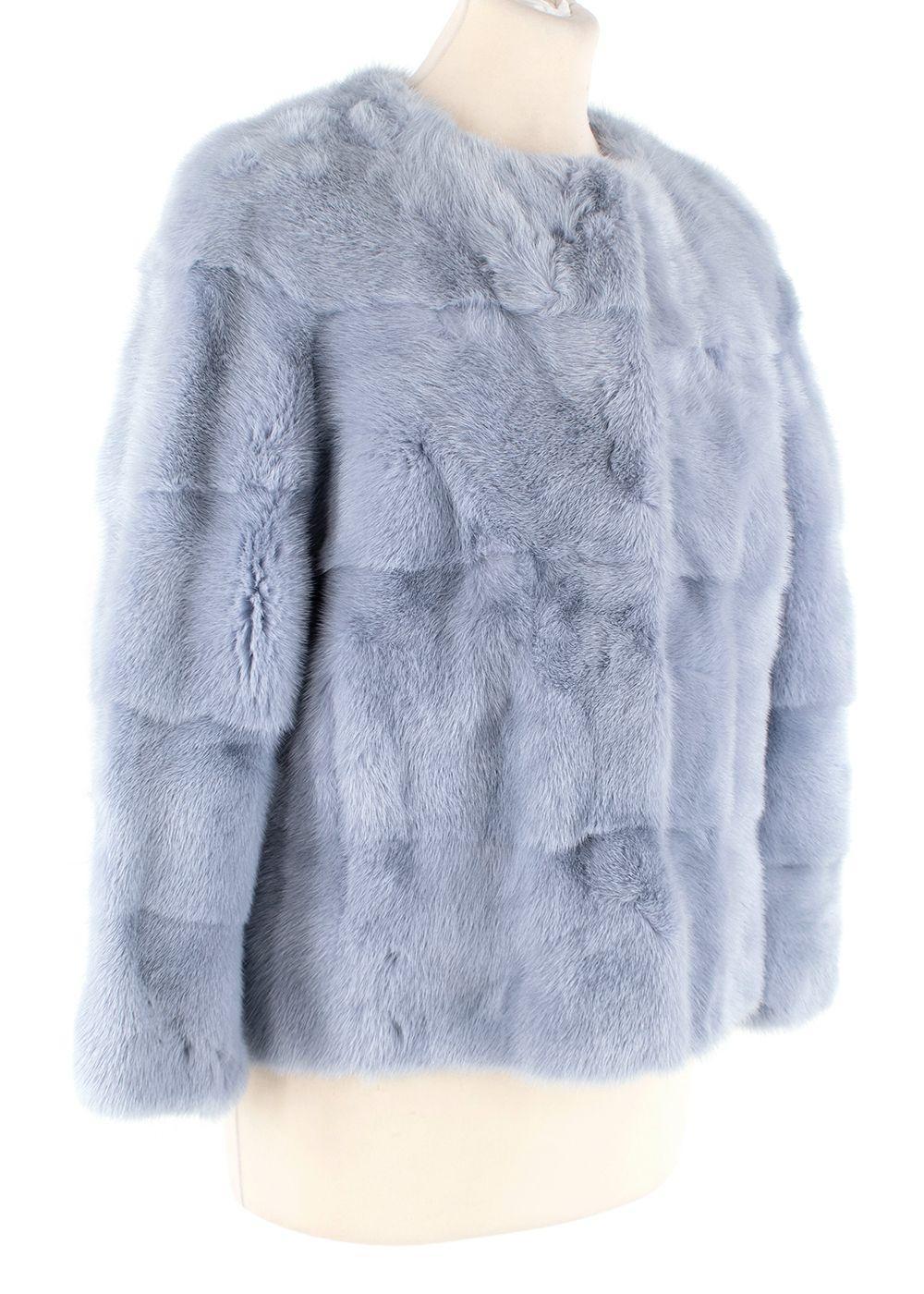 Lilly e Violetta Light blue mink vison cropped sleeved jacket

-Fully lined 
-Dyed blue mink body 
- Bracelet sleeves 
- Hook fastening along the frong 
- Round neckline 
- Two pockets at the waist 

Material: 

Viscose 
Mink 

Made in Italy
Dry