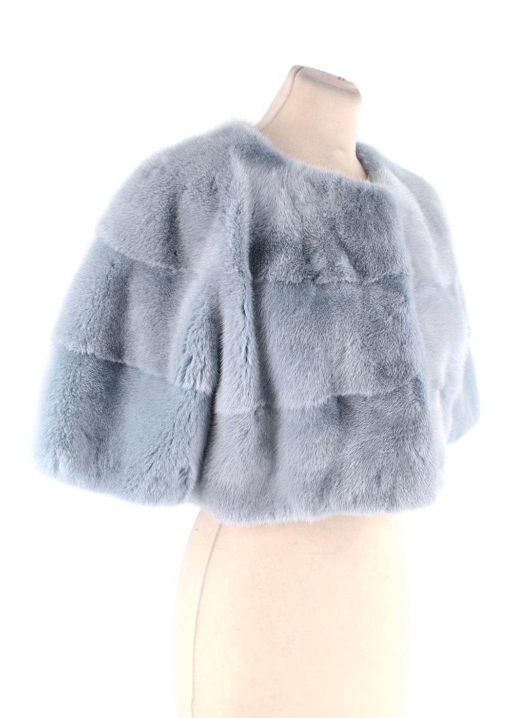 Chaqueta Bolero Lilly e Violetta Sarah Azul aciano visón recortada

- Chaqueta bolero cropped de visón azul claro, con media manga
- Diseño sin cuello con cierre de corchete 
- Totalmente forrado con tejido de seda tonal

Materiales:
Piel de