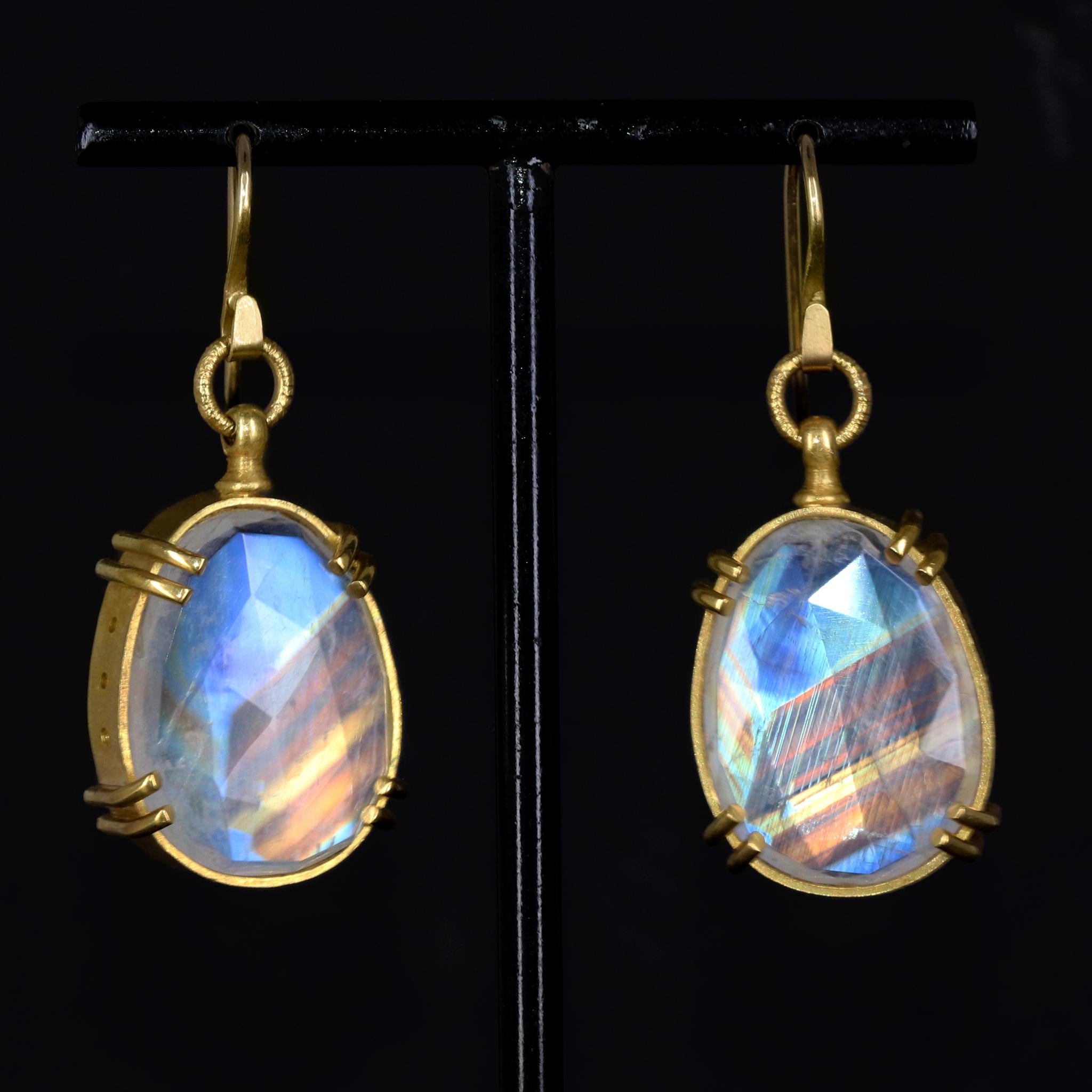Artiste Lilly Fitzgerald Collectors Rainbow Moonstone Boucles d'oreilles en or jaune 22k faites à la main en vente