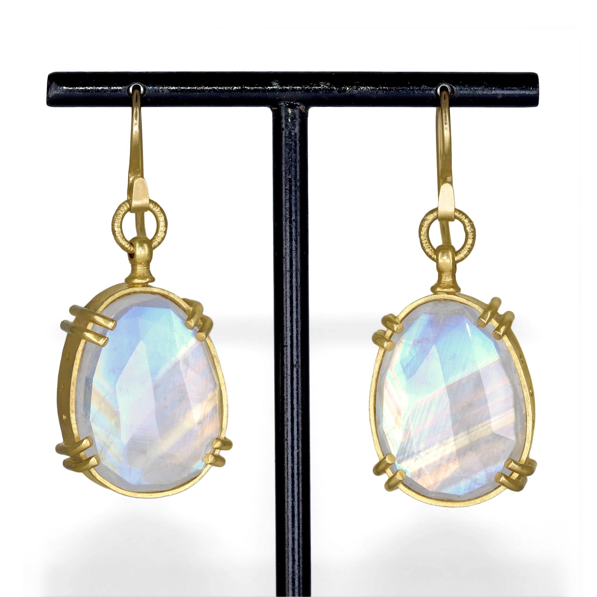 Taille rose Lilly Fitzgerald Collectors Rainbow Moonstone Boucles d'oreilles en or jaune 22k faites à la main en vente